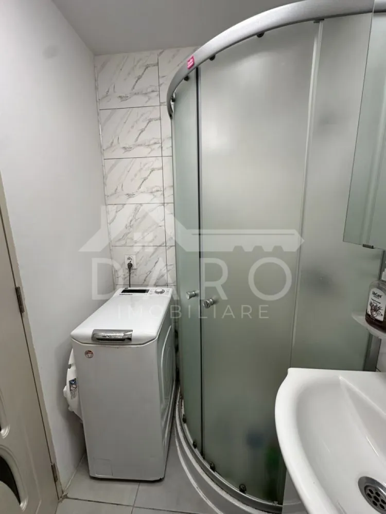 🏡 Apartament 2 camere | Mureșeni | De vanzare| 68.000 € 🔥 - 🏡 Apartament 2 camere | Mureșeni | Parter | Renovat | 68.000 € 🔥 📍 Târgu Mureș – Str. Hunedoara (lângă biserica ortodoxă) Dacă îți dorești un apartament curat, îngrijit și gata de mutare, într-o zonă liniștită – acesta poate fi alegerea perfectă 👇 ✨ Descriere: Apartament cu 2 camere, situat la parter, cu o suprafață de 44 mp utili, ideal atât pentru locuit, cât și pentru investiție. ✔ renovat recent (acum 3 ani) ✔ instalație electrică nouă ✔ izolat termic ✔ costuri reduse la întreținere 🛋️ Compartimentare: ✔ 2 camere (nedecomandate) ✔ bucătărie separată ✔ baie modernă ✔ hol ✔ cămară (spațiu de depozitare) ✔ balcon închis 🍽️ Bucătărie practică ✔ mobilată și utilată ✔ spațiu eficient 🛁 Baie renovată ✔ cabină de duș ✔ finisaje moderne 🔥 Confort: ✔ centrală termică proprie ✔ încălzire în pardoseală ✔ geamuri termopan ✔ ușă metalică 📍 Locație excelentă: ✔ zonă liniștită ✔ aproape de creșă, grădiniță și școală ✔ acces facil către oraș 💰 Preț: 68.000 € 📅 Disponibil imediat 📞 Detalii și vizionări: 📱 0749 535 729 💡 Ai nevoie de credit? Te ajut prin Kiwi Finance: ✔ analiză GRATUITĂ ✔ oferte din 12 bănci ✔ dobânzi negociate ✔ suport complet până la aprobare }}