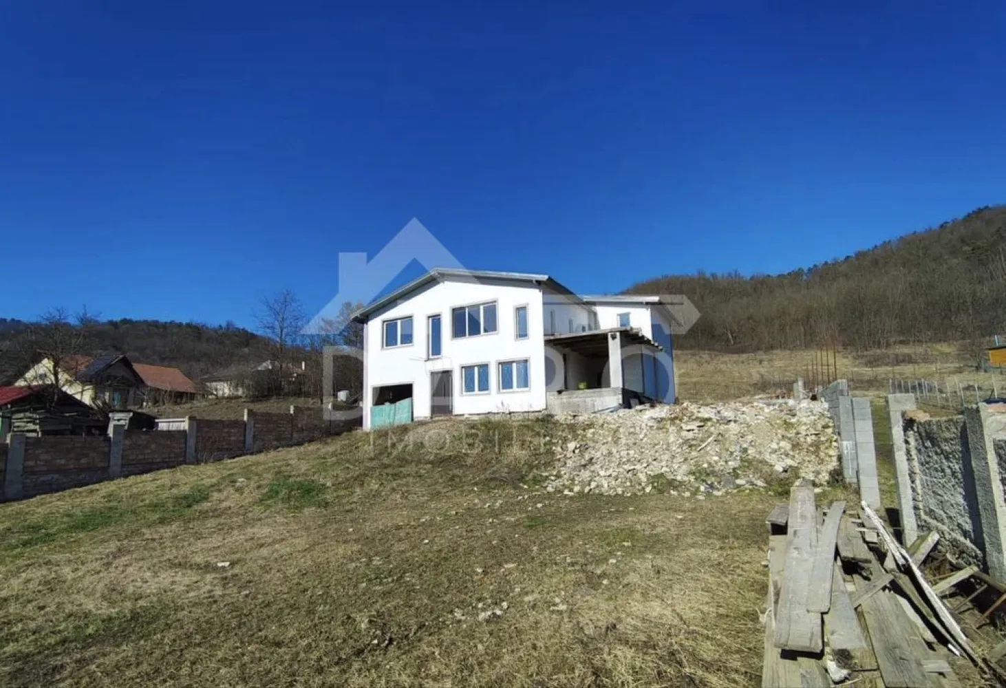 🏡 Casă spațioasă de vanzare | 202 mp utili | Tofalău | 180.000 € - 🏡 Casă spațioasă | 202 mp utili | Teren 1000 mp | Tofalău | 180.000 € 🔥 📍 Sângeorgiu de Mureș – sat Tofalău (la doar 9 km de centrul orașului Târgu Mureș) Dacă îți dorești o proprietate solid construită, ultra spațioasă și pe care o poți amenaja exact după gustul tău, aceasta este oportunitatea perfectă 👇 ✨ Descriere: Casă individuală, singur în curte, cu o suprafață utilă de 202 mp, amplasată pe un teren generos de 1000 mp. ✔ construcție solidă ✔ exterior finalizat ✔ interiorul poate fi personalizat după preferințe 📐 Compartimentare inteligentă: 🔻 Subsol / Pivniță (14 mp) ✔ ideal pentru depozitare 🔻 Parter (aprox. 130 mp): ✔ living generos ✔ bucătărie ✔ baie ✔ 2 holuri ✔ cameră tehnică ✔ garaj ✔ terasă 🔻 Etaj (aprox. 130 mp): ✔ 3 dormitoare ✔ birou ✔ dressing + garderobă ✔ baie ✔ hol ✔ terasă 🏗️ Construcție de calitate: ✔ fundație din beton ✔ planșee din beton armat ✔ zidărie din cărămidă plină ✔ acoperiș din lemn + țiglă 🌞 Avantaje majore: ✔ poziționare excelentă – orientare sudică (soare toată ziua) ✔ foarte bine iluminată natural ✔ curte mare – ideală pentru familie, grădină sau relaxare ✔ acces auto 📍 Locație: ✔ zonă liniștită ✔ lângă grădinița Peter Pan Forest Kids ✔ la doar câteva minute de oraș 💰 Preț: 180.000 € 📅 Disponibil imediat 📞 Detalii și vizionări: 📱 0749 535 729 💡 Ai nevoie de finanțare? Prin Kiwi Finance îți ofer: ✔ analiză GRATUITĂ ✔ oferte din 12 bănci ✔ negocierea dobânzii ✔ suport complet până la aprobare 🤝 Proprietate promovată prin Daro Imobiliare #vanzare #casa #TarguMures #SangeorgiuDeMures #Tofalau #investitie #DaroImobiliare #KiwiFinance }}