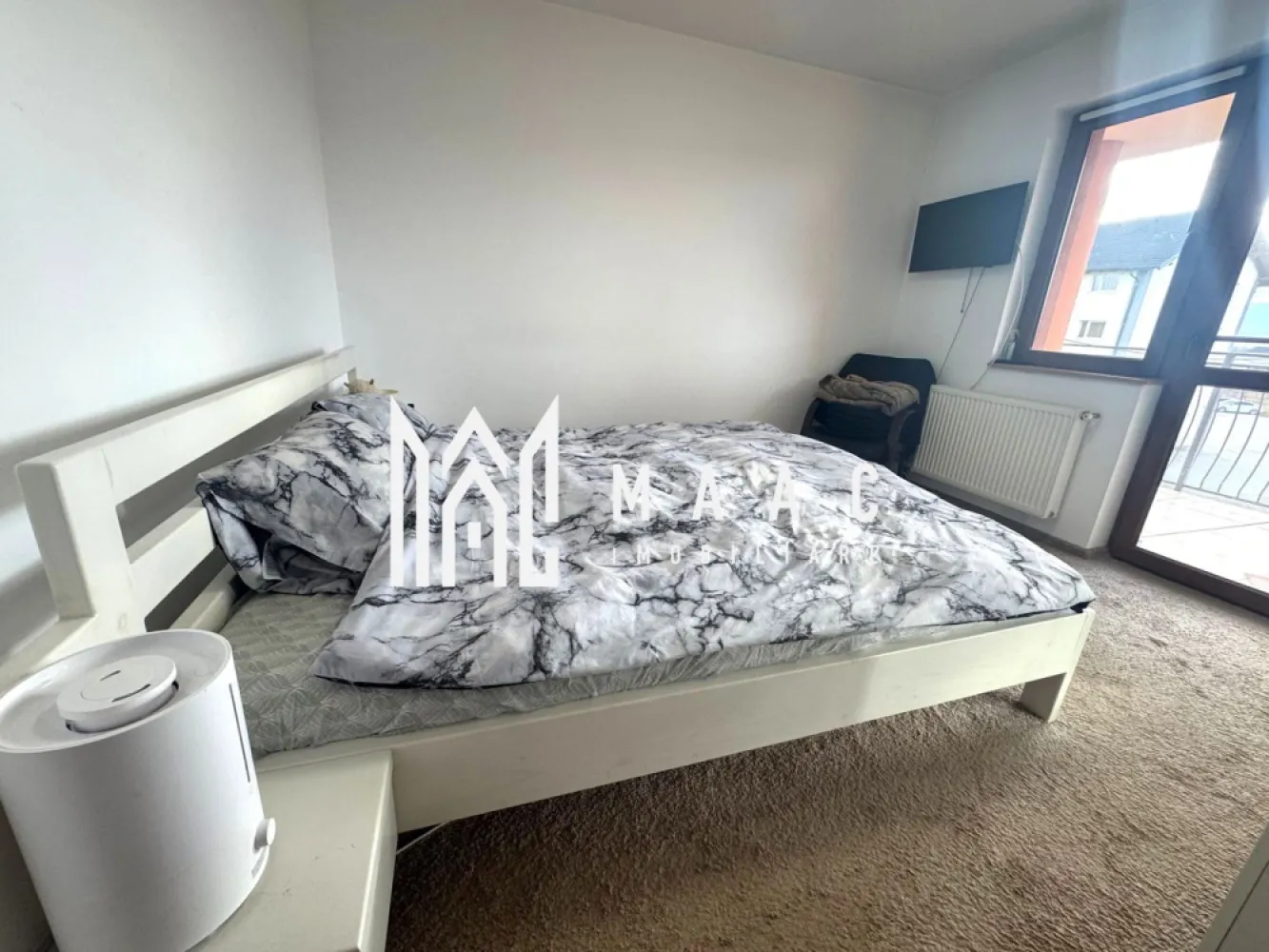 Apartament 3 camere I Cartierul Arhitecților - Maac Imobiliare vă propune spre vânzare un apartament spațios, luminos și excelent compartimentat, situat într-o zonă liniștită și foarte bine conectată . Caracteristici principale: • 2 dormitoare confortabile • 1 living generos • 2 băi • 1 bucătărie open-space cu zona de dining despărțit de living printr-un geam securizat care se glisează • 2 balcoane de 8 mp și 12 mp • Loc de parcare inclus • Complet mobilat și utilat • Necesită doar mici renovări – ideal pentru personalizare după preferințe Pentru detalii suplimentare vă rugăm să menționați telefonic ID-ul anunțului: CP2824008 }}