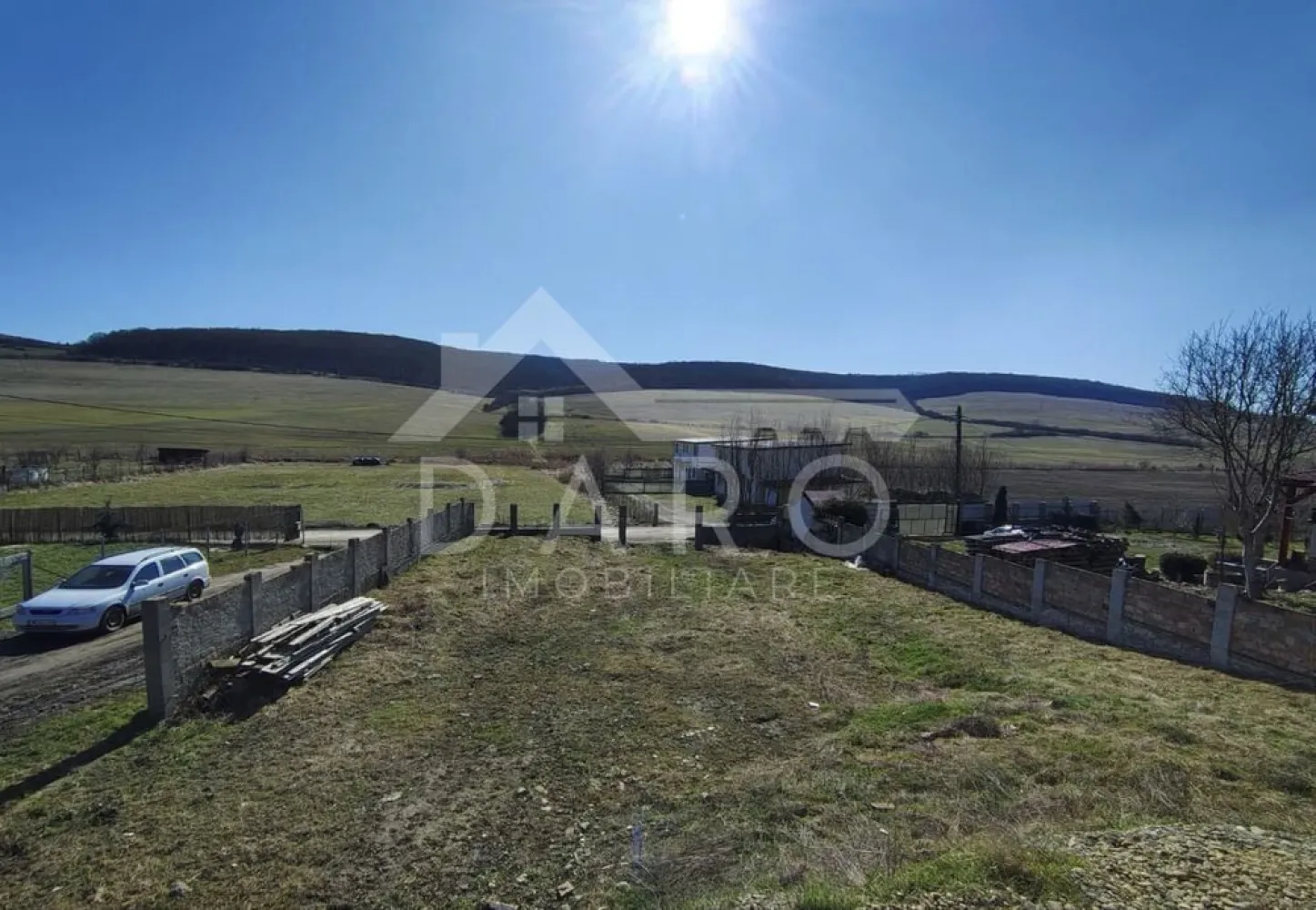 🏡 Casă spațioasă de vanzare | 202 mp utili | Tofalău | 180.000 € - 🏡 Casă spațioasă | 202 mp utili | Teren 1000 mp | Tofalău | 180.000 € 🔥 📍 Sângeorgiu de Mureș – sat Tofalău (la doar 9 km de centrul orașului Târgu Mureș) Dacă îți dorești o proprietate solid construită, ultra spațioasă și pe care o poți amenaja exact după gustul tău, aceasta este oportunitatea perfectă 👇 ✨ Descriere: Casă individuală, singur în curte, cu o suprafață utilă de 202 mp, amplasată pe un teren generos de 1000 mp. ✔ construcție solidă ✔ exterior finalizat ✔ interiorul poate fi personalizat după preferințe 📐 Compartimentare inteligentă: 🔻 Subsol / Pivniță (14 mp) ✔ ideal pentru depozitare 🔻 Parter (aprox. 130 mp): ✔ living generos ✔ bucătărie ✔ baie ✔ 2 holuri ✔ cameră tehnică ✔ garaj ✔ terasă 🔻 Etaj (aprox. 130 mp): ✔ 3 dormitoare ✔ birou ✔ dressing + garderobă ✔ baie ✔ hol ✔ terasă 🏗️ Construcție de calitate: ✔ fundație din beton ✔ planșee din beton armat ✔ zidărie din cărămidă plină ✔ acoperiș din lemn + țiglă 🌞 Avantaje majore: ✔ poziționare excelentă – orientare sudică (soare toată ziua) ✔ foarte bine iluminată natural ✔ curte mare – ideală pentru familie, grădină sau relaxare ✔ acces auto 📍 Locație: ✔ zonă liniștită ✔ lângă grădinița Peter Pan Forest Kids ✔ la doar câteva minute de oraș 💰 Preț: 180.000 € 📅 Disponibil imediat 📞 Detalii și vizionări: 📱 0749 535 729 💡 Ai nevoie de finanțare? Prin Kiwi Finance îți ofer: ✔ analiză GRATUITĂ ✔ oferte din 12 bănci ✔ negocierea dobânzii ✔ suport complet până la aprobare 🤝 Proprietate promovată prin Daro Imobiliare #vanzare #casa #TarguMures #SangeorgiuDeMures #Tofalau #investitie #DaroImobiliare #KiwiFinance }}