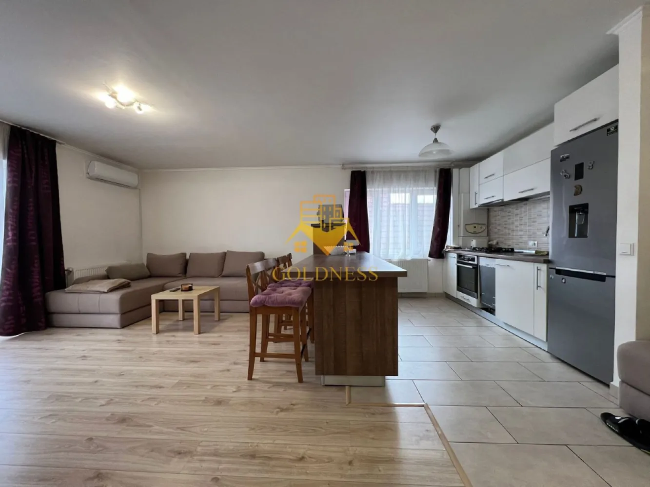 3 Camere, 2 Parcari, Pet Friendly, Cartier Zorilor, M.Eliade, UMF - GOLDNESS Imobiliare vă propune spre închiriere un apartament cu 3 camere semidecomandate complet mobilat și utilat, la etajul 3 într-un imobil de 4 etaje, în Cartierul Zorilor, Zona Clinica Ro-Neuro. Dispune de 2 locuri de parcare - unul subteran si unul extrateran! Se află în apropierea stațiilor de transport în comun, magazine, restaurante, spații verzi, farmacii, etc. Se accepta animale de talie mica! Apartamentul este compartimentat astfel: - dormitor cu pat matrimonial, dressing, noptiere, baie proprie cu vana - dormitor cu o canapea extensibila si spatii de depozitare - living cu bucatarie open space complet utilată și mobilată, canapea extensibilă, loc de servit masa -1 baie cu cabina de dus, calorifer port prosop și dulap pentru depozitare. - 2 balcoane de 10 mp. Imobilul este dotat cu toate cele necesare- centrală proprie, frigider, aragaz, hotă, mașină de spălat haine, masina de spalat vase, aer conditionat, etc. Dacă sunteți interesați de acest apartament și doriți să îl vizionați, dar și pentru alte oferte nu ezitați să ne contactați telefonic sau prin e-mail. Vă stăm la dispoziție! Pentru intermediere se percepe un comision de 50% din prețul chiriei! }}