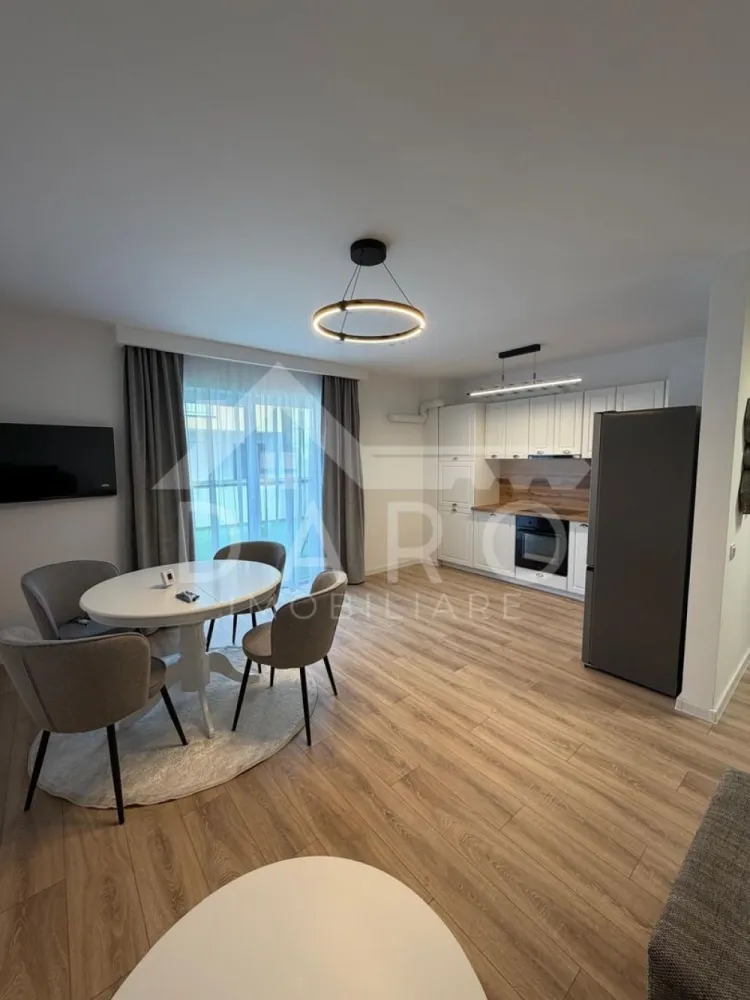 500€ – 2 camere + terasă 60 mp | Ama Residence | Parcare inclusă - 🏡 500 €/lună | 2 camere + TERASĂ 60 mp | Parcare subterană | Unirii – Ama Residence 🔥 📍 Târgu Mureș – Cartier Unirii 💥 Apartament modern + terasă cât un apartament! ✨ Descriere: Se oferă spre închiriere apartament cu 2 camere decomandate, situat la etajul 1 într-un bloc nou – Ama Residence. ✔ 60 mp utili ✔ terasă generoasă de 60 mp (perfectă pentru relaxare 🔥) ✔ loc de parcare subteran inclus 🛋️ Living open space modern ✔ spațiu mare, luminos ✔ zonă de dining elegantă ✔ acces direct pe terasă 🛏️ Dormitor matrimonial ✔ pat mare + design modern ✔ spațiu aerisit, ideal pentru odihnă 🍽️ Bucătărie complet utilată ✔ mobilă modernă albă ✔ electrocasnice incluse ✔ design premium 🧺 Extra foarte important: ✔ dressing + spații de depozitare integrate ✔ mașină de spălat incorporată (foarte practic) 🛁 Baie modernă ✔ duș walk-in ✔ finisaje premium 🌿 TERASA – punctul forte: ✔ spațiu mare pentru relaxare ✔ ideală pentru cafea, lounge sau socializare ✔ senzație de casă, nu de apartament 📍 Locație: ✔ zonă liniștită – Unirii ✔ acces rapid către oraș ✔ aproape de magazine și facilități 💰 Preț: 500 €/lună 📅 Disponibil imediat 📞 Detalii și vizionări: 📱 0749 535 729 💡 Te gândești să cumperi? Prin Kiwi Finance: ✔ analiză gratuită ✔ oferte din 12 bănci ✔ dobânzi negociate ✔ aprobare rapidă 🤝 Proprietate promovată prin Daro Imobiliare #inchiriere #TarguMures #Unirii #AmaResidence #terasa #apartamentlux #DaroImobiliare #KiwiFinance }}