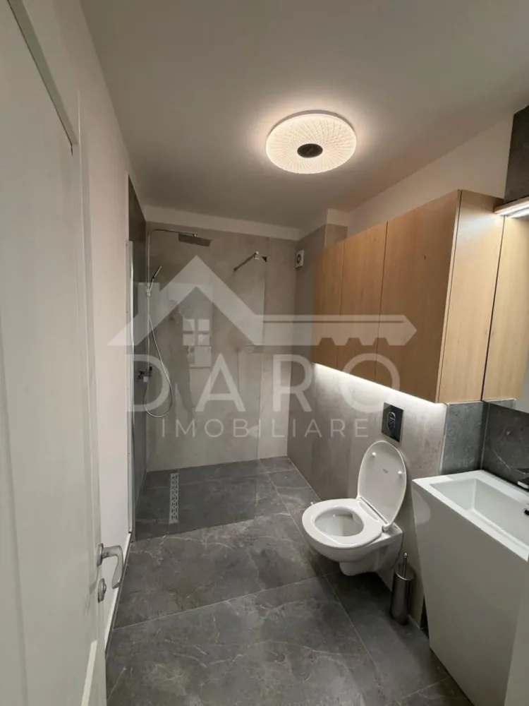 500€ – 2 camere + terasă 60 mp | Ama Residence | Parcare inclusă - 🏡 500 €/lună | 2 camere + TERASĂ 60 mp | Parcare subterană | Unirii – Ama Residence 🔥 📍 Târgu Mureș – Cartier Unirii 💥 Apartament modern + terasă cât un apartament! ✨ Descriere: Se oferă spre închiriere apartament cu 2 camere decomandate, situat la etajul 1 într-un bloc nou – Ama Residence. ✔ 60 mp utili ✔ terasă generoasă de 60 mp (perfectă pentru relaxare 🔥) ✔ loc de parcare subteran inclus 🛋️ Living open space modern ✔ spațiu mare, luminos ✔ zonă de dining elegantă ✔ acces direct pe terasă 🛏️ Dormitor matrimonial ✔ pat mare + design modern ✔ spațiu aerisit, ideal pentru odihnă 🍽️ Bucătărie complet utilată ✔ mobilă modernă albă ✔ electrocasnice incluse ✔ design premium 🧺 Extra foarte important: ✔ dressing + spații de depozitare integrate ✔ mașină de spălat incorporată (foarte practic) 🛁 Baie modernă ✔ duș walk-in ✔ finisaje premium 🌿 TERASA – punctul forte: ✔ spațiu mare pentru relaxare ✔ ideală pentru cafea, lounge sau socializare ✔ senzație de casă, nu de apartament 📍 Locație: ✔ zonă liniștită – Unirii ✔ acces rapid către oraș ✔ aproape de magazine și facilități 💰 Preț: 500 €/lună 📅 Disponibil imediat 📞 Detalii și vizionări: 📱 0749 535 729 💡 Te gândești să cumperi? Prin Kiwi Finance: ✔ analiză gratuită ✔ oferte din 12 bănci ✔ dobânzi negociate ✔ aprobare rapidă 🤝 Proprietate promovată prin Daro Imobiliare #inchiriere #TarguMures #Unirii #AmaResidence #terasa #apartamentlux #DaroImobiliare #KiwiFinance }}