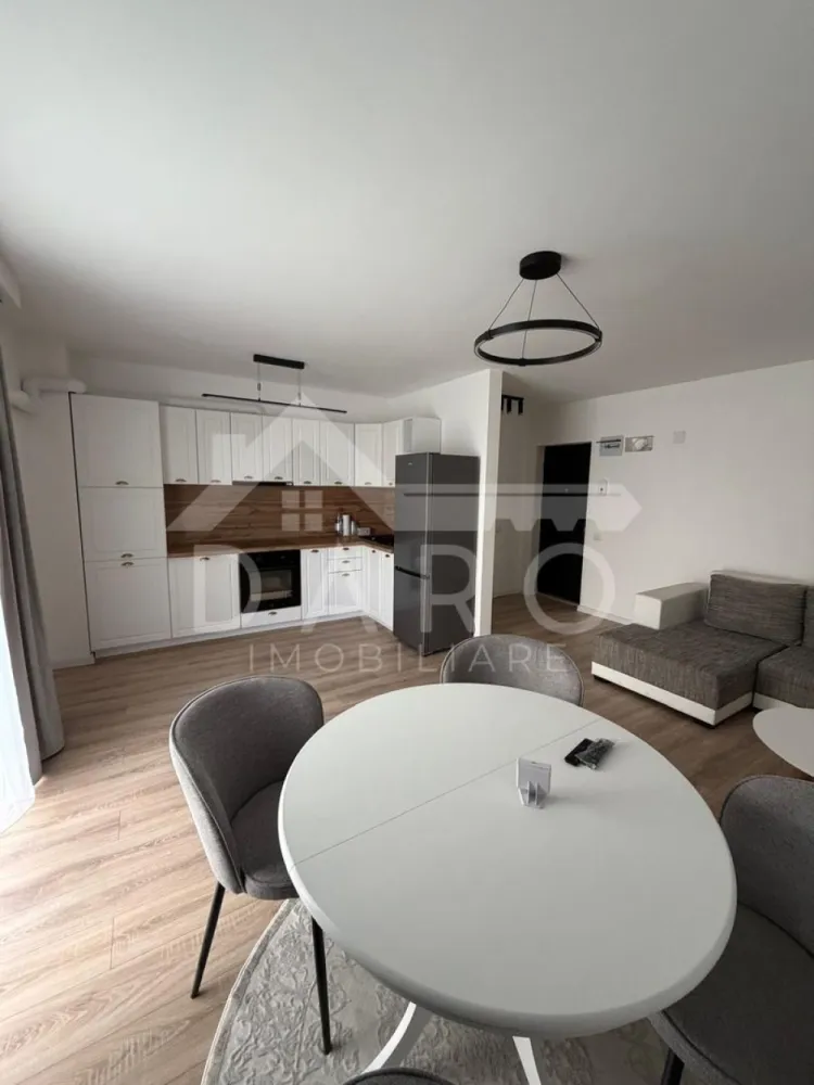 500€ – 2 camere + terasă 60 mp | Ama Residence | Parcare inclusă - 🏡 500 €/lună | 2 camere + TERASĂ 60 mp | Parcare subterană | Unirii – Ama Residence 🔥 📍 Târgu Mureș – Cartier Unirii 💥 Apartament modern + terasă cât un apartament! ✨ Descriere: Se oferă spre închiriere apartament cu 2 camere decomandate, situat la etajul 1 într-un bloc nou – Ama Residence. ✔ 60 mp utili ✔ terasă generoasă de 60 mp (perfectă pentru relaxare 🔥) ✔ loc de parcare subteran inclus 🛋️ Living open space modern ✔ spațiu mare, luminos ✔ zonă de dining elegantă ✔ acces direct pe terasă 🛏️ Dormitor matrimonial ✔ pat mare + design modern ✔ spațiu aerisit, ideal pentru odihnă 🍽️ Bucătărie complet utilată ✔ mobilă modernă albă ✔ electrocasnice incluse ✔ design premium 🧺 Extra foarte important: ✔ dressing + spații de depozitare integrate ✔ mașină de spălat incorporată (foarte practic) 🛁 Baie modernă ✔ duș walk-in ✔ finisaje premium 🌿 TERASA – punctul forte: ✔ spațiu mare pentru relaxare ✔ ideală pentru cafea, lounge sau socializare ✔ senzație de casă, nu de apartament 📍 Locație: ✔ zonă liniștită – Unirii ✔ acces rapid către oraș ✔ aproape de magazine și facilități 💰 Preț: 500 €/lună 📅 Disponibil imediat 📞 Detalii și vizionări: 📱 0749 535 729 💡 Te gândești să cumperi? Prin Kiwi Finance: ✔ analiză gratuită ✔ oferte din 12 bănci ✔ dobânzi negociate ✔ aprobare rapidă 🤝 Proprietate promovată prin Daro Imobiliare #inchiriere #TarguMures #Unirii #AmaResidence #terasa #apartamentlux #DaroImobiliare #KiwiFinance }}