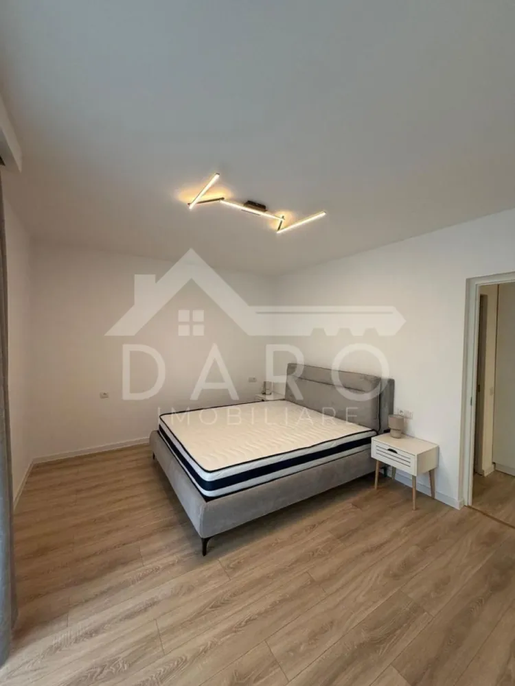 500€ – 2 camere + terasă 60 mp | Ama Residence | Parcare inclusă - 🏡 500 €/lună | 2 camere + TERASĂ 60 mp | Parcare subterană | Unirii – Ama Residence 🔥 📍 Târgu Mureș – Cartier Unirii 💥 Apartament modern + terasă cât un apartament! ✨ Descriere: Se oferă spre închiriere apartament cu 2 camere decomandate, situat la etajul 1 într-un bloc nou – Ama Residence. ✔ 60 mp utili ✔ terasă generoasă de 60 mp (perfectă pentru relaxare 🔥) ✔ loc de parcare subteran inclus 🛋️ Living open space modern ✔ spațiu mare, luminos ✔ zonă de dining elegantă ✔ acces direct pe terasă 🛏️ Dormitor matrimonial ✔ pat mare + design modern ✔ spațiu aerisit, ideal pentru odihnă 🍽️ Bucătărie complet utilată ✔ mobilă modernă albă ✔ electrocasnice incluse ✔ design premium 🧺 Extra foarte important: ✔ dressing + spații de depozitare integrate ✔ mașină de spălat incorporată (foarte practic) 🛁 Baie modernă ✔ duș walk-in ✔ finisaje premium 🌿 TERASA – punctul forte: ✔ spațiu mare pentru relaxare ✔ ideală pentru cafea, lounge sau socializare ✔ senzație de casă, nu de apartament 📍 Locație: ✔ zonă liniștită – Unirii ✔ acces rapid către oraș ✔ aproape de magazine și facilități 💰 Preț: 500 €/lună 📅 Disponibil imediat 📞 Detalii și vizionări: 📱 0749 535 729 💡 Te gândești să cumperi? Prin Kiwi Finance: ✔ analiză gratuită ✔ oferte din 12 bănci ✔ dobânzi negociate ✔ aprobare rapidă 🤝 Proprietate promovată prin Daro Imobiliare #inchiriere #TarguMures #Unirii #AmaResidence #terasa #apartamentlux #DaroImobiliare #KiwiFinance }}