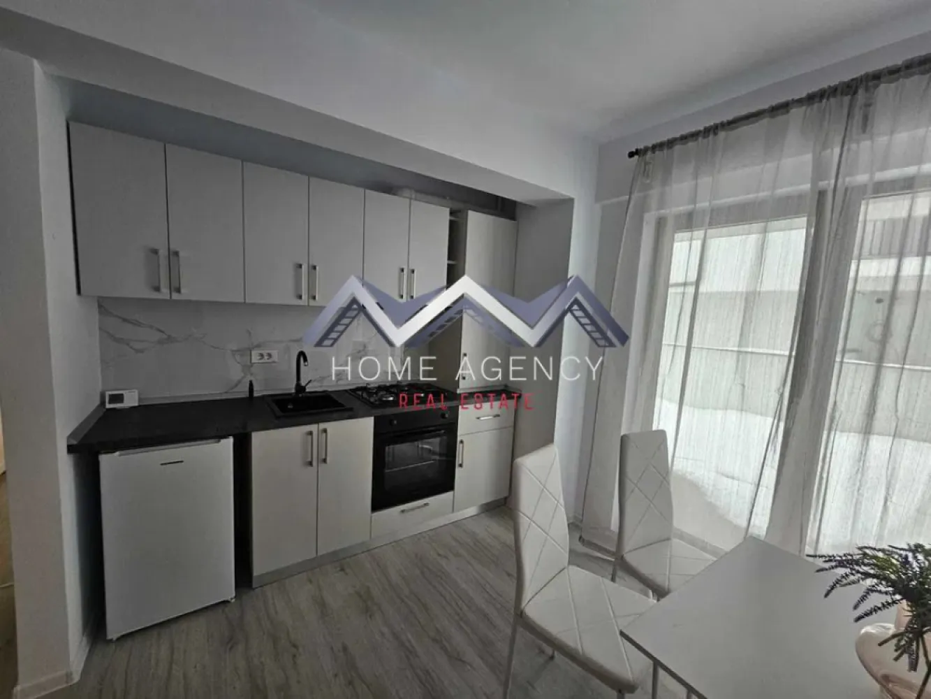 Apartament 2 camere Otopeni Central - Vă propunem, spre închiriere, un apartament cu 2 camere modern și elegant, situat într-un bloc nou, într-o zonă liniștită și bine poziționată din centrul orasului Otopeni. Proprietatea oferă acces facil către restaurante, magazine, mijloace de transport în comun, Aeroportul Henri Coandă, DN1, Centura Capitalei, Pipera și nu numai, asigurând confort și mobilitate rapidă. Apartamentul se află la prima închiriere și impresionează prin spațiul generos, finisajele de calitate și lumina naturală. Compartimentarea este optimizată pentru confort: living cu bucătărie open-space și acces spre terasă, un dormitor, o baie spațioasă cu duș walk-in, un hol cu numeroase spații de depozitare cat si terasa de 40mp. Se închiriază complet mobilat și utilat, astfel încât noul chiriaș să se poată bucura imediat de confortul oferit. În preț este inclus un loc de parcare suprateran. Te invităm să programezi o vizionare și să descoperi personal această proprietate deosebită! }}