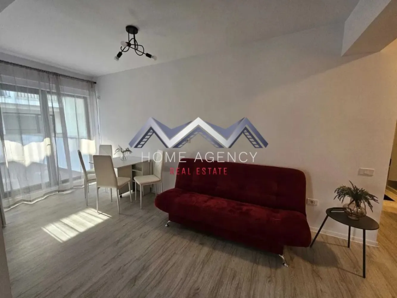 Apartament 2 camere Otopeni Central - Vă propunem, spre închiriere, un apartament cu 2 camere modern și elegant, situat într-un bloc nou, într-o zonă liniștită și bine poziționată din centrul orasului Otopeni. Proprietatea oferă acces facil către restaurante, magazine, mijloace de transport în comun, Aeroportul Henri Coandă, DN1, Centura Capitalei, Pipera și nu numai, asigurând confort și mobilitate rapidă. Apartamentul se află la prima închiriere și impresionează prin spațiul generos, finisajele de calitate și lumina naturală. Compartimentarea este optimizată pentru confort: living cu bucătărie open-space și acces spre terasă, un dormitor, o baie spațioasă cu duș walk-in, un hol cu numeroase spații de depozitare cat si terasa de 40mp. Se închiriază complet mobilat și utilat, astfel încât noul chiriaș să se poată bucura imediat de confortul oferit. În preț este inclus un loc de parcare suprateran. Te invităm să programezi o vizionare și să descoperi personal această proprietate deosebită! }}