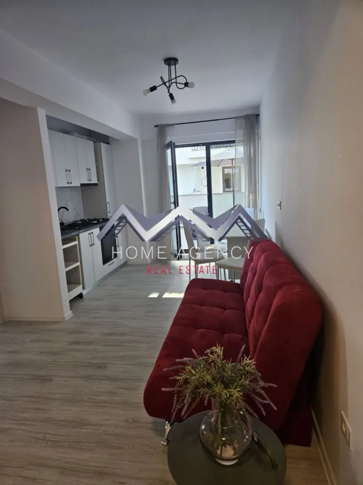 Apartament 2 camere Otopeni Central - Vă propunem, spre închiriere, un apartament cu 2 camere modern și elegant, situat într-un bloc nou, într-o zonă liniștită și bine poziționată din centrul orasului Otopeni. Proprietatea oferă acces facil către restaurante, magazine, mijloace de transport în comun, Aeroportul Henri Coandă, DN1, Centura Capitalei, Pipera și nu numai, asigurând confort și mobilitate rapidă. Apartamentul se află la prima închiriere și impresionează prin spațiul generos, finisajele de calitate și lumina naturală. Compartimentarea este optimizată pentru confort: living cu bucătărie open-space și acces spre terasă, un dormitor, o baie spațioasă cu duș walk-in, un hol cu numeroase spații de depozitare cat si terasa de 40mp. Se închiriază complet mobilat și utilat, astfel încât noul chiriaș să se poată bucura imediat de confortul oferit. În preț este inclus un loc de parcare suprateran. Te invităm să programezi o vizionare și să descoperi personal această proprietate deosebită! }}