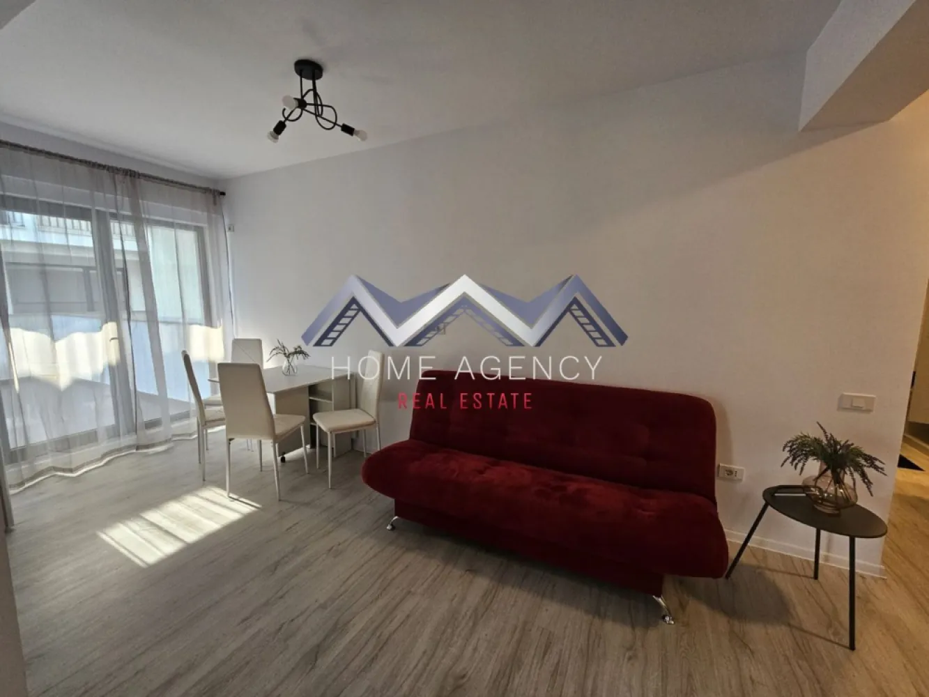 Apartament 2 camere Otopeni Central - Vă propunem, spre închiriere, un apartament cu 2 camere modern și elegant, situat într-un bloc nou, într-o zonă liniștită și bine poziționată din centrul orasului Otopeni. Proprietatea oferă acces facil către restaurante, magazine, mijloace de transport în comun, Aeroportul Henri Coandă, DN1, Centura Capitalei, Pipera și nu numai, asigurând confort și mobilitate rapidă. Apartamentul se află la prima închiriere și impresionează prin spațiul generos, finisajele de calitate și lumina naturală. Compartimentarea este optimizată pentru confort: living cu bucătărie open-space și acces spre terasă, un dormitor, o baie spațioasă cu duș walk-in, un hol cu numeroase spații de depozitare cat si terasa de 40mp. Se închiriază complet mobilat și utilat, astfel încât noul chiriaș să se poată bucura imediat de confortul oferit. În preț este inclus un loc de parcare suprateran. Te invităm să programezi o vizionare și să descoperi personal această proprietate deosebită! }}