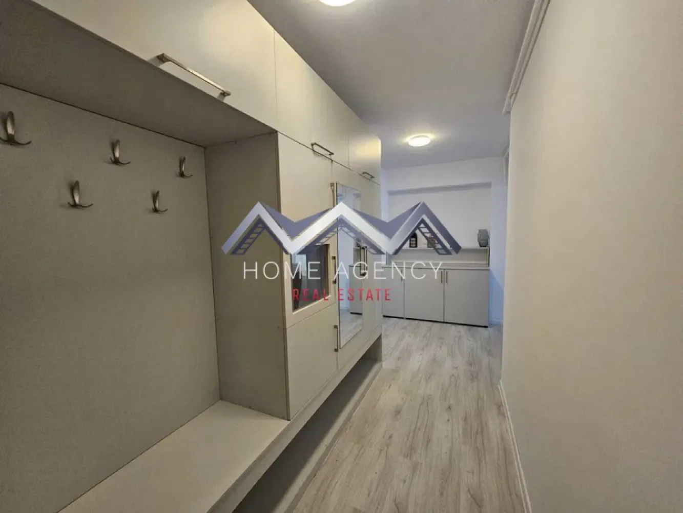 Apartament 2 camere Otopeni Central - Vă propunem, spre închiriere, un apartament cu 2 camere modern și elegant, situat într-un bloc nou, într-o zonă liniștită și bine poziționată din centrul orasului Otopeni. Proprietatea oferă acces facil către restaurante, magazine, mijloace de transport în comun, Aeroportul Henri Coandă, DN1, Centura Capitalei, Pipera și nu numai, asigurând confort și mobilitate rapidă. Apartamentul se află la prima închiriere și impresionează prin spațiul generos, finisajele de calitate și lumina naturală. Compartimentarea este optimizată pentru confort: living cu bucătărie open-space și acces spre terasă, un dormitor, o baie spațioasă cu duș walk-in, un hol cu numeroase spații de depozitare cat si terasa de 40mp. Se închiriază complet mobilat și utilat, astfel încât noul chiriaș să se poată bucura imediat de confortul oferit. În preț este inclus un loc de parcare suprateran. Te invităm să programezi o vizionare și să descoperi personal această proprietate deosebită! }}