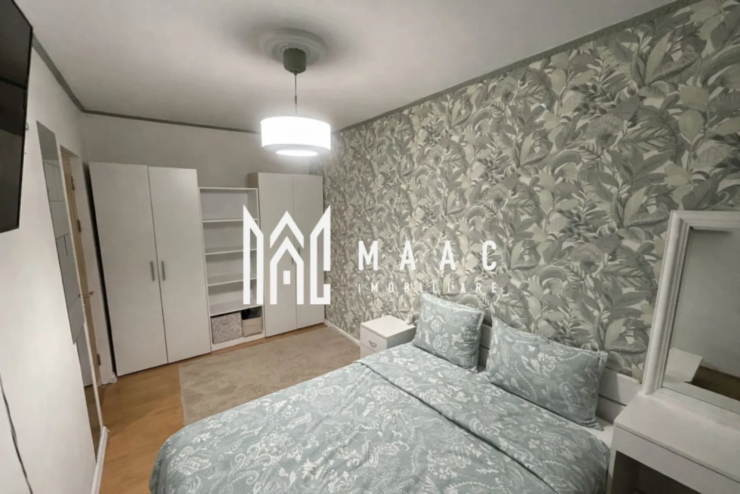 Apartament 2 camere | ETAJ 1 | Mobilat | Ștefan cel Mare - Maac Imobiliare prezintă spre vânzare un apartament cu 2 camere, ideal pentru un început confortabil sau pentru investiție, situat într-o zonă liniștită și verde a orașului. Detalii imobil: Suprafață utilă: 38 mp Etaj: 1, poziționat pe mijloc Bloc izolat termic Orientare vestică, cu vedere spre stradă slab circulată Liniște și multă verdeață în zonă Dotări și beneficii: Apartament complet mobilat și utilat, conform fotografiilor Mașină de spălat rufe Uscător de rufe cu corp de depozitare (pantofi și alte obiecte) Cuptor electric și frigider Centrală termică nouă Vaillant, eficientă și economică Baie complet finisată, cu design modern Ușă metalică de calitate Predare la cheie – mutare imediată Livingul nu a fost îmbunătățit, rămânând la latitudinea viitorului proprietar pentru personalizare Localizare: Strada Ștefan cel Mare Zonă liniștită, cu acces rapid la toate facilitățile necesare Facilități în apropiere: Locuri de parcare disponibile Stație de autobuz Supermarket (Profi) Farmacie Sală de fitness (Unic Gym) Parc și teren de joacă pentru copii Acest apartament se remarcă prin poziționarea foarte bună, liniște, accesibilitate și potențial excelent atât pentru locuire, cât și pentru investiție. Pentru mai multe detalii sau pentru programarea unei vizionări, vă rugăm să ne contactați și să menționați telefonic codul anunțului CP2254738. }}