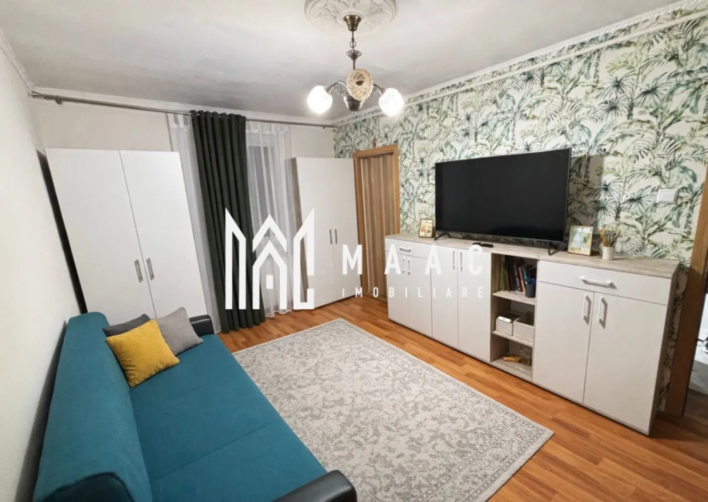 Apartament 2 camere | ETAJ 1 | Mobilat | Ștefan cel Mare - Maac Imobiliare prezintă spre vânzare un apartament cu 2 camere, ideal pentru un început confortabil sau pentru investiție, situat într-o zonă liniștită și verde a orașului. Detalii imobil: Suprafață utilă: 38 mp Etaj: 1, poziționat pe mijloc Bloc izolat termic Orientare vestică, cu vedere spre stradă slab circulată Liniște și multă verdeață în zonă Dotări și beneficii: Apartament complet mobilat și utilat, conform fotografiilor Mașină de spălat rufe Uscător de rufe cu corp de depozitare (pantofi și alte obiecte) Cuptor electric și frigider Centrală termică nouă Vaillant, eficientă și economică Baie complet finisată, cu design modern Ușă metalică de calitate Predare la cheie – mutare imediată Livingul nu a fost îmbunătățit, rămânând la latitudinea viitorului proprietar pentru personalizare Localizare: Strada Ștefan cel Mare Zonă liniștită, cu acces rapid la toate facilitățile necesare Facilități în apropiere: Locuri de parcare disponibile Stație de autobuz Supermarket (Profi) Farmacie Sală de fitness (Unic Gym) Parc și teren de joacă pentru copii Acest apartament se remarcă prin poziționarea foarte bună, liniște, accesibilitate și potențial excelent atât pentru locuire, cât și pentru investiție. Pentru mai multe detalii sau pentru programarea unei vizionări, vă rugăm să ne contactați și să menționați telefonic codul anunțului CP2254738. }}