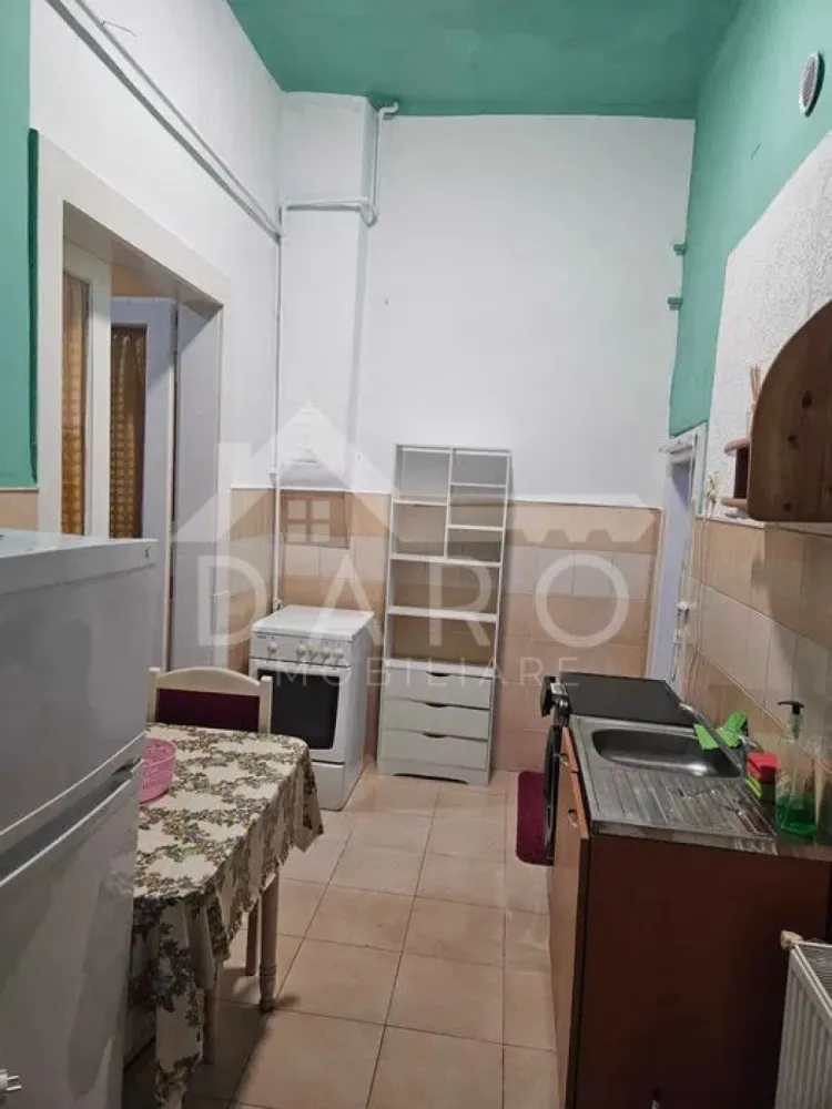Dau în chirie apartament cu o cameră zona cetății(central) - 🏡 Garsonieră de închiriat – Zona Cetății | Parter | 300 € Cauți ceva accesibil, bine poziționat și gata de mutat? Această garsonieră este ideală pentru o persoană sau un cuplu care vrea să locuiască aproape de centrul orașului. 📍 Localizare excelentă – zona Cetății (central): La câteva minute de mers pe jos de toate punctele de interes – magazine, transport, zone de relaxare. 📐 Detalii proprietate: • Suprafață: 30 mp • Compartimentare: decomandat • Etaj: Parter • Posibilitate de parcare în curte 🚗 🏠 Compartimentare: • Cameră spațioasă • Bucătărie separată • Baie • Hol 🔧 Dotări: • Complet mobilat și utilat • Mașină de spălat • Bucătărie funcțională • Încălzire proprie 💡 Ideal pentru chirie pe termen lung, zonă liniștită și sigură. 💰 Preț: 300 €/lună 📞 Pentru detalii și vizionare: Coman Maria – 0749 535 729 }}
