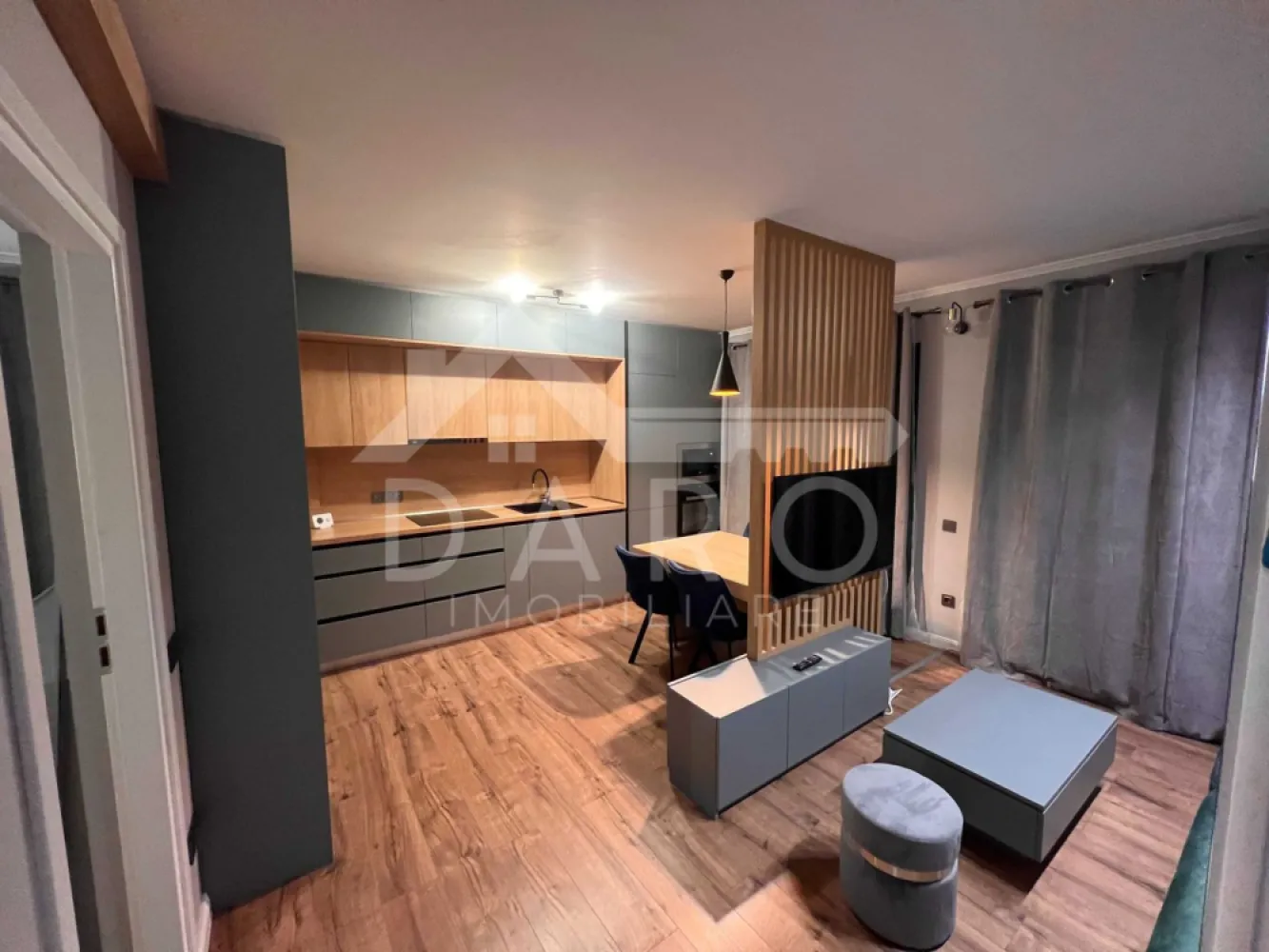 Dau in chirie 2 camere - lux - loc de parcare inclus - 🏡 Apartament 2 camere LUX | Parter | Imobil nou | Parcare inclusă | Aproape de centru – Kiwi Finance ✨ Descriere: Vă propunem spre închiriere un apartament cu 2 camere, amenajat modern, cu finisaje premium și design actual, situat într-un imobil nou, într-o zonă liniștită și aproape de centrul orașului Târgu Mureș. Apartamentul impresionează prin spațiul bine organizat și mobilierul realizat la comandă, oferind confort și funcționalitate la cele mai înalte standarde. Zona de living este elegant separată de bucătărie prin elemente decorative din lemn, creând un ambient modern și primitor. 🏠 Compartimentare: • Living spațios cu zonă de relaxare • Bucătărie open-space complet utilată • Dormitor modern, luminos • Baie premium, finisată cu materiale de calitate superioară • Hol 🔧 Dotări și finisaje: • Mobilier realizat la comandă • Electrocasnice complete: frigider, mașină de spălat vase, cuptor, plită, hotă • Aer condiționat • Finisaje moderne (parchet, gresie, faianță premium) • Iluminat ambiental modern • Spații de depozitare eficiente 🚗 Avantaje: • Loc de parcare inclus • Imobil nou, cu poartă automată și supraveghere video • Zonă liniștită, aproape de centru • Ideal pentru cuplu sau persoană care caută confort premium 📅 Disponibilitate: Se poate închiria începând cu 01.04.2026 (posibil și mai devreme) 💰 Preț: 550 €/lună 📞 Pentru detalii și vizionări: Coman Maria – 0749 535 729 Consultanță financiară gratuită prin Kiwi Finance }}