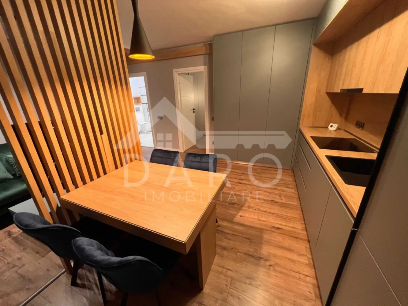 Dau in chirie 2 camere - lux - loc de parcare inclus - 🏡 Apartament 2 camere LUX | Parter | Imobil nou | Parcare inclusă | Aproape de centru – Kiwi Finance ✨ Descriere: Vă propunem spre închiriere un apartament cu 2 camere, amenajat modern, cu finisaje premium și design actual, situat într-un imobil nou, într-o zonă liniștită și aproape de centrul orașului Târgu Mureș. Apartamentul impresionează prin spațiul bine organizat și mobilierul realizat la comandă, oferind confort și funcționalitate la cele mai înalte standarde. Zona de living este elegant separată de bucătărie prin elemente decorative din lemn, creând un ambient modern și primitor. 🏠 Compartimentare: • Living spațios cu zonă de relaxare • Bucătărie open-space complet utilată • Dormitor modern, luminos • Baie premium, finisată cu materiale de calitate superioară • Hol 🔧 Dotări și finisaje: • Mobilier realizat la comandă • Electrocasnice complete: frigider, mașină de spălat vase, cuptor, plită, hotă • Aer condiționat • Finisaje moderne (parchet, gresie, faianță premium) • Iluminat ambiental modern • Spații de depozitare eficiente 🚗 Avantaje: • Loc de parcare inclus • Imobil nou, cu poartă automată și supraveghere video • Zonă liniștită, aproape de centru • Ideal pentru cuplu sau persoană care caută confort premium 📅 Disponibilitate: Se poate închiria începând cu 01.04.2026 (posibil și mai devreme) 💰 Preț: 550 €/lună 📞 Pentru detalii și vizionări: Coman Maria – 0749 535 729 Consultanță financiară gratuită prin Kiwi Finance }}