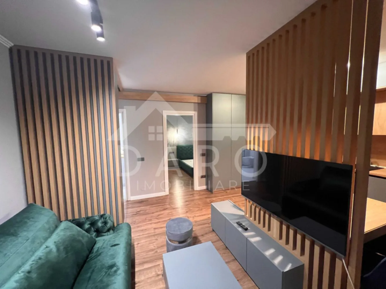 Dau in chirie 2 camere - lux - loc de parcare inclus - 🏡 Apartament 2 camere LUX | Parter | Imobil nou | Parcare inclusă | Aproape de centru – Kiwi Finance ✨ Descriere: Vă propunem spre închiriere un apartament cu 2 camere, amenajat modern, cu finisaje premium și design actual, situat într-un imobil nou, într-o zonă liniștită și aproape de centrul orașului Târgu Mureș. Apartamentul impresionează prin spațiul bine organizat și mobilierul realizat la comandă, oferind confort și funcționalitate la cele mai înalte standarde. Zona de living este elegant separată de bucătărie prin elemente decorative din lemn, creând un ambient modern și primitor. 🏠 Compartimentare: • Living spațios cu zonă de relaxare • Bucătărie open-space complet utilată • Dormitor modern, luminos • Baie premium, finisată cu materiale de calitate superioară • Hol 🔧 Dotări și finisaje: • Mobilier realizat la comandă • Electrocasnice complete: frigider, mașină de spălat vase, cuptor, plită, hotă • Aer condiționat • Finisaje moderne (parchet, gresie, faianță premium) • Iluminat ambiental modern • Spații de depozitare eficiente 🚗 Avantaje: • Loc de parcare inclus • Imobil nou, cu poartă automată și supraveghere video • Zonă liniștită, aproape de centru • Ideal pentru cuplu sau persoană care caută confort premium 📅 Disponibilitate: Se poate închiria începând cu 01.04.2026 (posibil și mai devreme) 💰 Preț: 550 €/lună 📞 Pentru detalii și vizionări: Coman Maria – 0749 535 729 Consultanță financiară gratuită prin Kiwi Finance }}