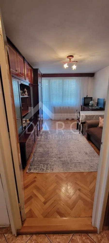 🏡 De vânzare apartament 2 camere | 47 mp | Mureșeni | 85.000 € - 🏡 De vânzare apartament 2 camere | 47 mp | Mureșeni | Etaj 10 | 85.000 € ✨ Descriere: Vă propunem spre vânzare un apartament cu 2 camere, decomandat, situat în cartierul Mureșeni, pe strada Gheorghe Doja, într-o zonă accesibilă și bine conectată la oraș. Apartamentul are o suprafață utilă de 47 mp și este situat la etajul 10 din 10, oferind lumină naturală pe tot parcursul zilei și o priveliște deschisă asupra zonei. Imobilul este bine întreținut, beneficiind de lift nou, izolație exterioară și hidroizolație recent refăcută, ceea ce oferă un plus de confort și siguranță. 🏠 Compartimentare: • Living • Dormitor • Bucătărie • Baie • Hol 🔧 Avantaje: • Compartimentare decomandată • Bloc termoizolat • Hidroizolație nouă • Lift modern • Zonă cu acces facil la magazine, transport public și alte puncte de interes 📍 Localizare: Mureșeni – strada Gheorghe Doja 💰 Preț: 85.000 € 📞 Pentru detalii și vizionări: Coman Maria – 0749 535 729 }}