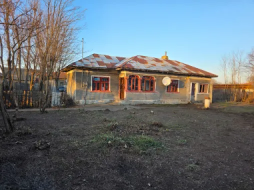 Vând casă bătrânească