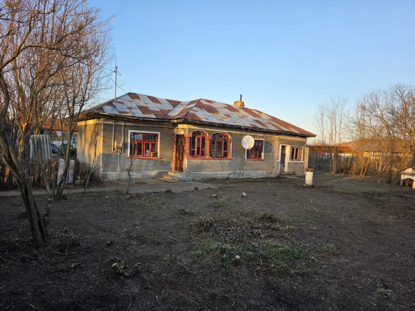 Vând casă bătrânească - Se vinde casa bâtrânească 74 mp compusă 3 camere și o bucătărie,3 holuri ,cărămidă acoperiș tabla încălzire soba,necesită reparații și consolidări,teren intravilan de 1000 mp ,este situata in centrul comunei lângă școală posta dispensar farmacie mag Profi.la 2 km de Titu și 50 min de București. Put curent electric. Preț ușor negociabil 25 000 euro ,fără rate doar vânzare .&nbsp; }}