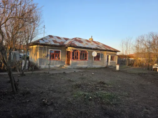 Vând casă bătrânească