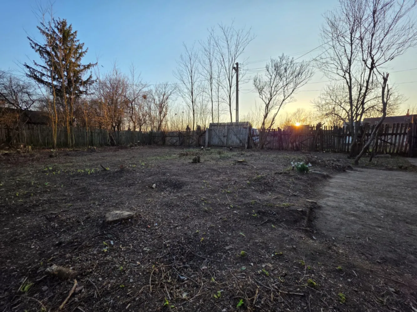 Vând casă bătrânească - Se vinde casa bâtrânească 74 mp compusă 3 camere și o bucătărie,3 holuri ,cărămidă acoperiș tabla încălzire soba,necesită reparații și consolidări,teren intravilan de 1000 mp ,este situata in centrul comunei lângă școală posta dispensar farmacie mag Profi.la 2 km de Titu și 50 min de București. Put curent electric. Preț ușor negociabil 25 000 euro ,fără rate doar vânzare .&nbsp; }}