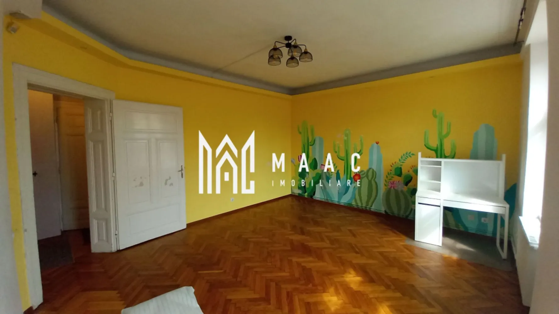 Apartament la casă | Decomandat | 100 MPU | Central - MAAC Imobiliare vă propune spre închiriere un apartament la casă, cu 3 camere, situat în zona centrală a Sibiului. Locuința este decomandată și are o compartimentare clară și practică: - living - 2 dormitoare - 2 bucătării (una poziționată la demisol) - 2 băi - spațiu de depozitare Apartamentul dispune de curte comună, care poate fi folosită pentru relaxare sau activități în aer liber. Se închiriază nemobilat, cu excepția bucătăriilor și băilor, care sunt complet utilate. Nu se acceptă animale de companie. Disponibilitate: imediată. Pentru mai multe detalii, specificați telefonic că ați văzut anunțul cu ID: CP2969979. }}