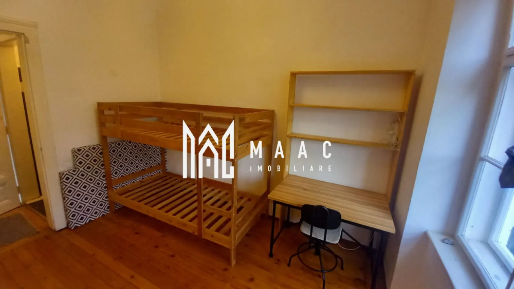 Apartament la casă | Decomandat | 100 MPU | Central - MAAC Imobiliare vă propune spre închiriere un apartament la casă, cu 3 camere, situat în zona centrală a Sibiului. Locuința este decomandată și are o compartimentare clară și practică: - living - 2 dormitoare - 2 bucătării (una poziționată la demisol) - 2 băi - spațiu de depozitare Apartamentul dispune de curte comună, care poate fi folosită pentru relaxare sau activități în aer liber. Se închiriază nemobilat, cu excepția bucătăriilor și băilor, care sunt complet utilate. Nu se acceptă animale de companie. Disponibilitate: imediată. Pentru mai multe detalii, specificați telefonic că ați văzut anunțul cu ID: CP2969979. }}