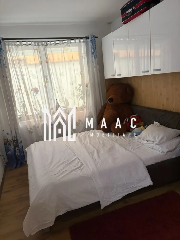 Apartament | 2 Camere | 56 Mp | Balcon | Șelimbăr - MAAC Imobiliare vă propune spre vânzare un apartament modern și primitor, situat chiar la intrarea în Șelimbăr, într-o zonă accesibilă și în plină dezvoltare, cu acces rapid către Sibiu și principalele puncte de interes. Suprafață utilă: 56 mp Balcon: 7 mp Apartamentul este complet mobilat, oferind un ambient plăcut și fiind pregătit pentru mutare imediată, fără investiții suplimentare. Compartimentare eficientă: 1 dormitor confortabil Living spațios și luminos Bucătărie separată Baie modernă Balcon generos de 7 mp, ideal pentru relaxare Locuința se remarcă prin compartimentarea practică, lumina naturală din abundență și atmosfera caldă, fiind potrivită atât pentru locuit, cât și ca investiție sigură. Datorită poziționării excelente, proprietatea beneficiază de acces rapid către Sibiu, centre comerciale, mijloace de transport și alte facilități importante. Dacă îți dorești un cămin bine poziționat, cu spații bine gândite și confort sporit, acest apartament poate fi alegerea ideală. Pentru mai multe detalii sau pentru programarea unei vizionări, vă rugăm să ne contactați specificând ID:CP2985167 }}