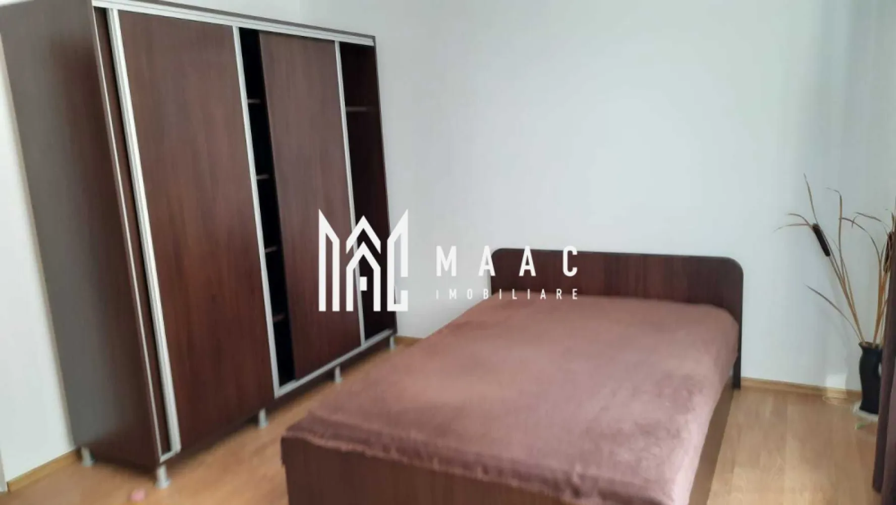 Apartament 2 Camere | 54mp | Loc de Parcare | Renovat | Zona Turnișor - MAAC Imobiliare vă propune spre vânzare un apartament cu 2 camere, situat în zona Turnișor – Sibiu Vă prezentăm un apartament ideal pentru o familie cu copii, amplasat într-o zonă liniștită și bine conectată, în apropiere de școli, grădinițe, magazine, bănci și cu acces facil către zona Sibiu Vest. Localizare excelentă – Turnișor Imobilul beneficiază de o poziționare avantajoasă, oferind acces rapid către punctele de interes ale orașului, dar și liniștea necesară unui cămin confortabil. Detalii imobil: Situat la etajul 1 din 4 Bloc izolat termic Acoperiș din țiglă Casa scării recent renovată Interfon Compartimentare practică: Hol de decompartimentare Bucătărie închisă, complet utilată (centrală proprie, combină frigorifică, cuptor electric, plită pe gaz) Dormitor matrimonial cu dressing generos și birou Cameră secundară mobilată (mobilă pe colț, pat cu saltea) + balcon Baie spațioasă cu cadă și geam pentru aerisire naturală Finisaje și dotări premium: Mobilier realizat pe comandă Gresie rezistentă, faianță de calitate superioară Manoperă premium Se vinde complet mobilat și utilat, exact ca în fotografii – gata pentru mutare imediată Loc de parcare inclus Pentru mai multe detalii sau pentru programarea unei vizionări, vă rugăm să ne contactați, specificând ID:CP2982979 }}