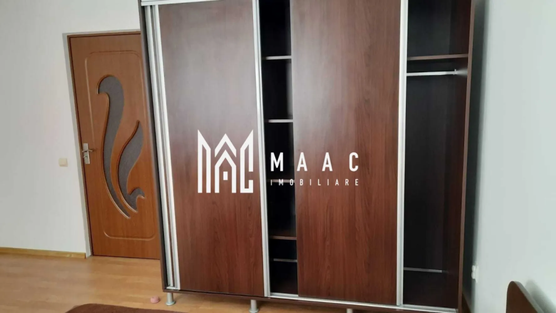 Apartament 2 Camere | 54mp | Loc de Parcare | Renovat | Zona Turnișor - MAAC Imobiliare vă propune spre vânzare un apartament cu 2 camere, situat în zona Turnișor – Sibiu Vă prezentăm un apartament ideal pentru o familie cu copii, amplasat într-o zonă liniștită și bine conectată, în apropiere de școli, grădinițe, magazine, bănci și cu acces facil către zona Sibiu Vest. Localizare excelentă – Turnișor Imobilul beneficiază de o poziționare avantajoasă, oferind acces rapid către punctele de interes ale orașului, dar și liniștea necesară unui cămin confortabil. Detalii imobil: Situat la etajul 1 din 4 Bloc izolat termic Acoperiș din țiglă Casa scării recent renovată Interfon Compartimentare practică: Hol de decompartimentare Bucătărie închisă, complet utilată (centrală proprie, combină frigorifică, cuptor electric, plită pe gaz) Dormitor matrimonial cu dressing generos și birou Cameră secundară mobilată (mobilă pe colț, pat cu saltea) + balcon Baie spațioasă cu cadă și geam pentru aerisire naturală Finisaje și dotări premium: Mobilier realizat pe comandă Gresie rezistentă, faianță de calitate superioară Manoperă premium Se vinde complet mobilat și utilat, exact ca în fotografii – gata pentru mutare imediată Loc de parcare inclus Pentru mai multe detalii sau pentru programarea unei vizionări, vă rugăm să ne contactați, specificând ID:CP2982979 }}