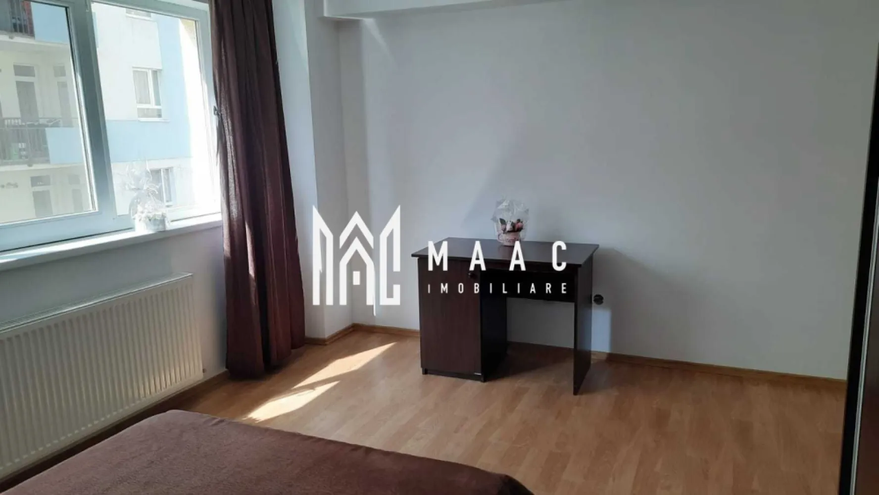 Apartament 2 Camere | 54mp | Loc de Parcare | Renovat | Zona Turnișor - MAAC Imobiliare vă propune spre vânzare un apartament cu 2 camere, situat în zona Turnișor – Sibiu Vă prezentăm un apartament ideal pentru o familie cu copii, amplasat într-o zonă liniștită și bine conectată, în apropiere de școli, grădinițe, magazine, bănci și cu acces facil către zona Sibiu Vest. Localizare excelentă – Turnișor Imobilul beneficiază de o poziționare avantajoasă, oferind acces rapid către punctele de interes ale orașului, dar și liniștea necesară unui cămin confortabil. Detalii imobil: Situat la etajul 1 din 4 Bloc izolat termic Acoperiș din țiglă Casa scării recent renovată Interfon Compartimentare practică: Hol de decompartimentare Bucătărie închisă, complet utilată (centrală proprie, combină frigorifică, cuptor electric, plită pe gaz) Dormitor matrimonial cu dressing generos și birou Cameră secundară mobilată (mobilă pe colț, pat cu saltea) + balcon Baie spațioasă cu cadă și geam pentru aerisire naturală Finisaje și dotări premium: Mobilier realizat pe comandă Gresie rezistentă, faianță de calitate superioară Manoperă premium Se vinde complet mobilat și utilat, exact ca în fotografii – gata pentru mutare imediată Loc de parcare inclus Pentru mai multe detalii sau pentru programarea unei vizionări, vă rugăm să ne contactați, specificând ID:CP2982979 }}
