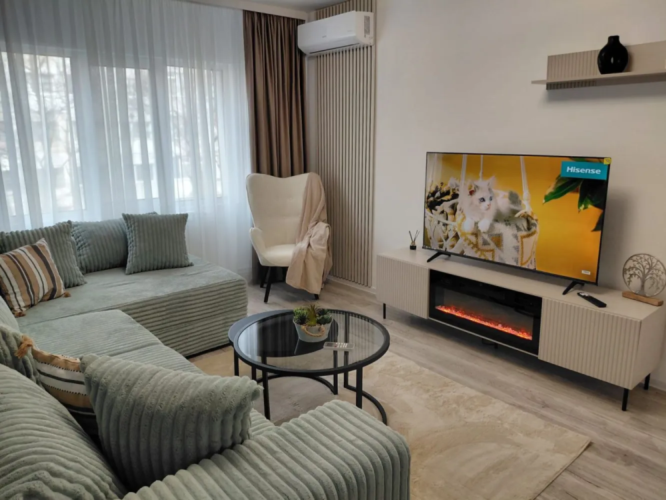 Vanzare - apartament cu 3 camere, Micro 16, renovat, mobilat nou - Vânzare apartament cu 3 camere în Micro 16, in spate la Complex Siret – zonă liniștită și convenabilă! Detalii apartament: Compartimentare: Semidecomandat Dormitoare: 2 Grup sanitar: 1 Suprafață utilă: 60 mp Etaj: 2 din 4 Orientare: Vest – apartament luminos și primitor An construcție: 1968 Caracteristici și facilități: Finisat modern, complet renovat de la placă Izolație exterioară pentru confort termic Apă trasă separat Centrală termică proprie Geamuri termopan Aer condiționat pentru confort în sezonul cald 1 balcon pentru relaxare și aerisire Mobilat și utilat complet cu electrocasnice și mobilier noi, cu garanție Boxă la subsol de aproximativ 10 mp pentru depozitare suplimentară Pret: 98000 euro, negociabil. Ideal pentru familii sau investitori, acest apartament oferă confort, modernizare și o locație excelentă. Nu rata ocazia de a-l viziona! Pentru detalii și programări, contactează-ne acum!