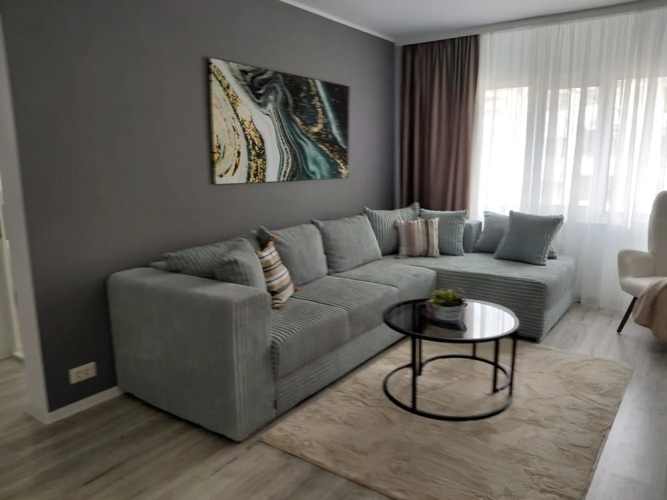 Vanzare - apartament cu 3 camere, Micro 16, renovat, mobilat nou - Vânzare apartament cu 3 camere în Micro 16, in spate la Complex Siret – zonă liniștită și convenabilă! Detalii apartament: Compartimentare: Semidecomandat Dormitoare: 2 Grup sanitar: 1 Suprafață utilă: 60 mp Etaj: 2 din 4 Orientare: Vest – apartament luminos și primitor An construcție: 1968 Caracteristici și facilități: Finisat modern, complet renovat de la placă Izolație exterioară pentru confort termic Apă trasă separat Centrală termică proprie Geamuri termopan Aer condiționat pentru confort în sezonul cald 1 balcon pentru relaxare și aerisire Mobilat și utilat complet cu electrocasnice și mobilier noi, cu garanție Boxă la subsol de aproximativ 10 mp pentru depozitare suplimentară Pret: 98000 euro, negociabil. Ideal pentru familii sau investitori, acest apartament oferă confort, modernizare și o locație excelentă. Nu rata ocazia de a-l viziona! Pentru detalii și programări, contactează-ne acum! }}