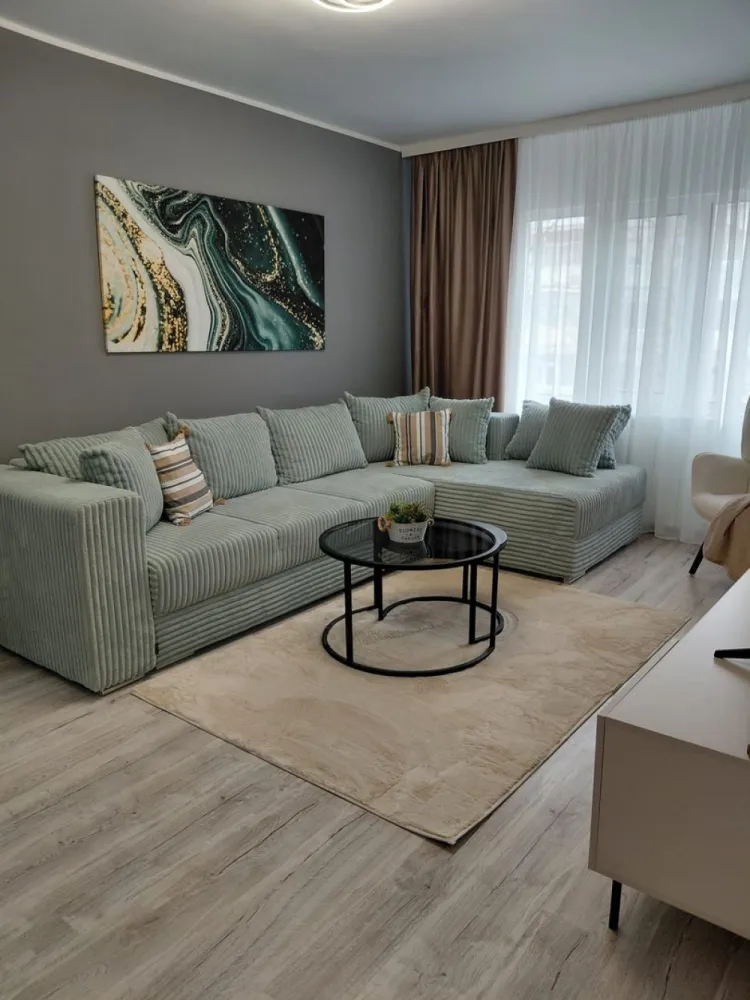 Vanzare - apartament cu 3 camere, Micro 16, renovat, mobilat nou - Vânzare apartament cu 3 camere în Micro 16, in spate la Complex Siret – zonă liniștită și convenabilă! Detalii apartament: Compartimentare: Semidecomandat Dormitoare: 2 Grup sanitar: 1 Suprafață utilă: 60 mp Etaj: 2 din 4 Orientare: Vest – apartament luminos și primitor An construcție: 1968 Caracteristici și facilități: Finisat modern, complet renovat de la placă Izolație exterioară pentru confort termic Apă trasă separat Centrală termică proprie Geamuri termopan Aer condiționat pentru confort în sezonul cald 1 balcon pentru relaxare și aerisire Mobilat și utilat complet cu electrocasnice și mobilier noi, cu garanție Boxă la subsol de aproximativ 10 mp pentru depozitare suplimentară Pret: 98000 euro, negociabil. Ideal pentru familii sau investitori, acest apartament oferă confort, modernizare și o locație excelentă. Nu rata ocazia de a-l viziona! Pentru detalii și programări, contactează-ne acum! }}