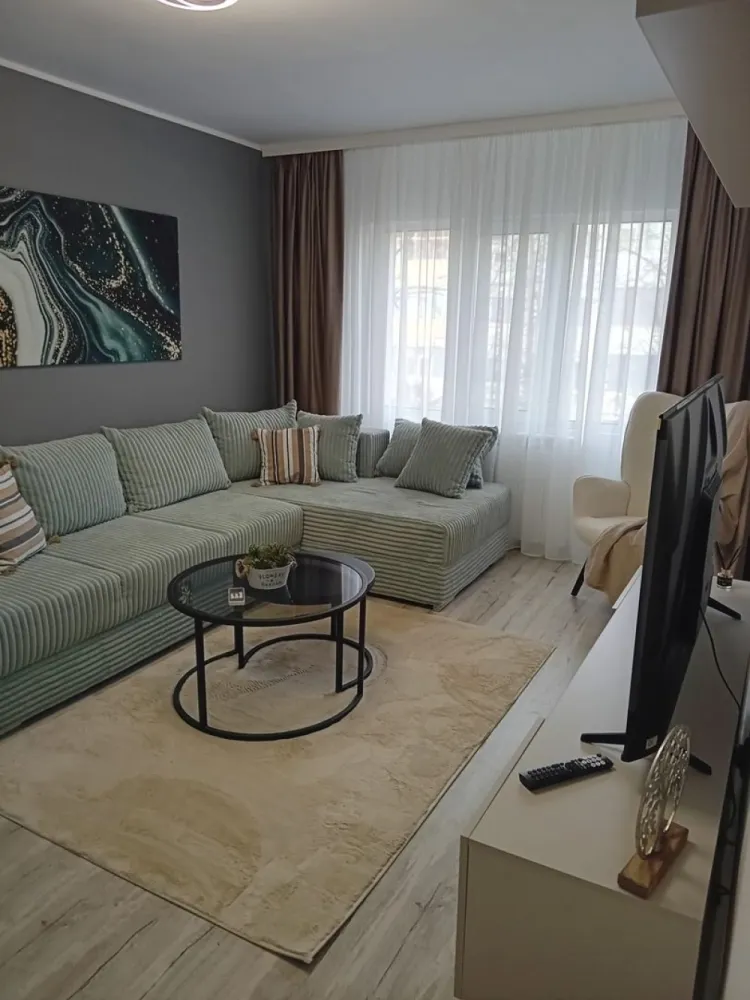 Vanzare - apartament cu 3 camere, Micro 16, renovat, mobilat nou - Vânzare apartament cu 3 camere în Micro 16, in spate la Complex Siret – zonă liniștită și convenabilă! Detalii apartament: Compartimentare: Semidecomandat Dormitoare: 2 Grup sanitar: 1 Suprafață utilă: 60 mp Etaj: 2 din 4 Orientare: Vest – apartament luminos și primitor An construcție: 1968 Caracteristici și facilități: Finisat modern, complet renovat de la placă Izolație exterioară pentru confort termic Apă trasă separat Centrală termică proprie Geamuri termopan Aer condiționat pentru confort în sezonul cald 1 balcon pentru relaxare și aerisire Mobilat și utilat complet cu electrocasnice și mobilier noi, cu garanție Boxă la subsol de aproximativ 10 mp pentru depozitare suplimentară Pret: 98000 euro, negociabil. Ideal pentru familii sau investitori, acest apartament oferă confort, modernizare și o locație excelentă. Nu rata ocazia de a-l viziona! Pentru detalii și programări, contactează-ne acum! }}