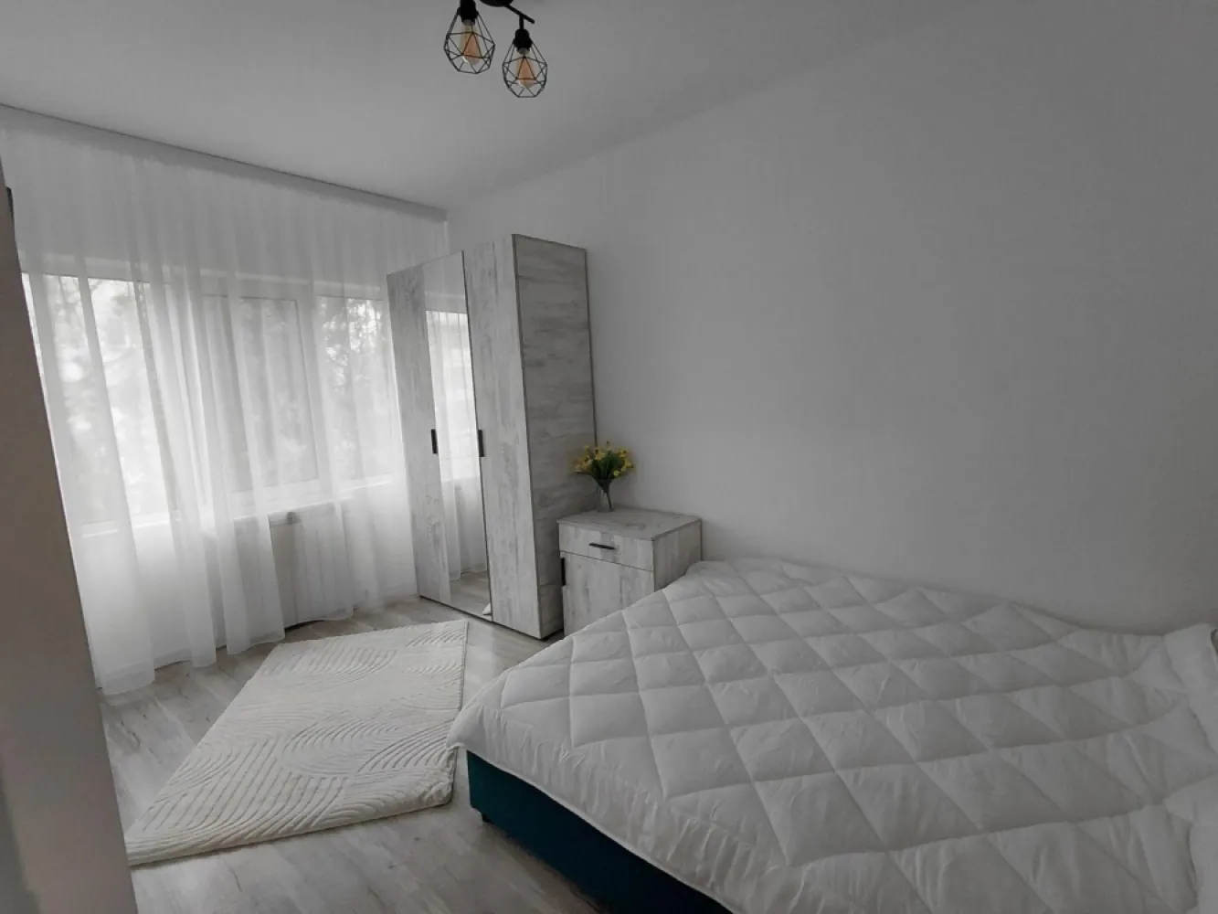 Vanzare - apartament cu 3 camere, Micro 16, renovat, mobilat nou