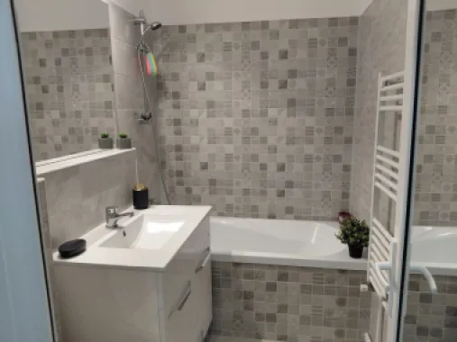 Vanzare - apartament cu 3 camere, Micro 16, renovat, mobilat nou