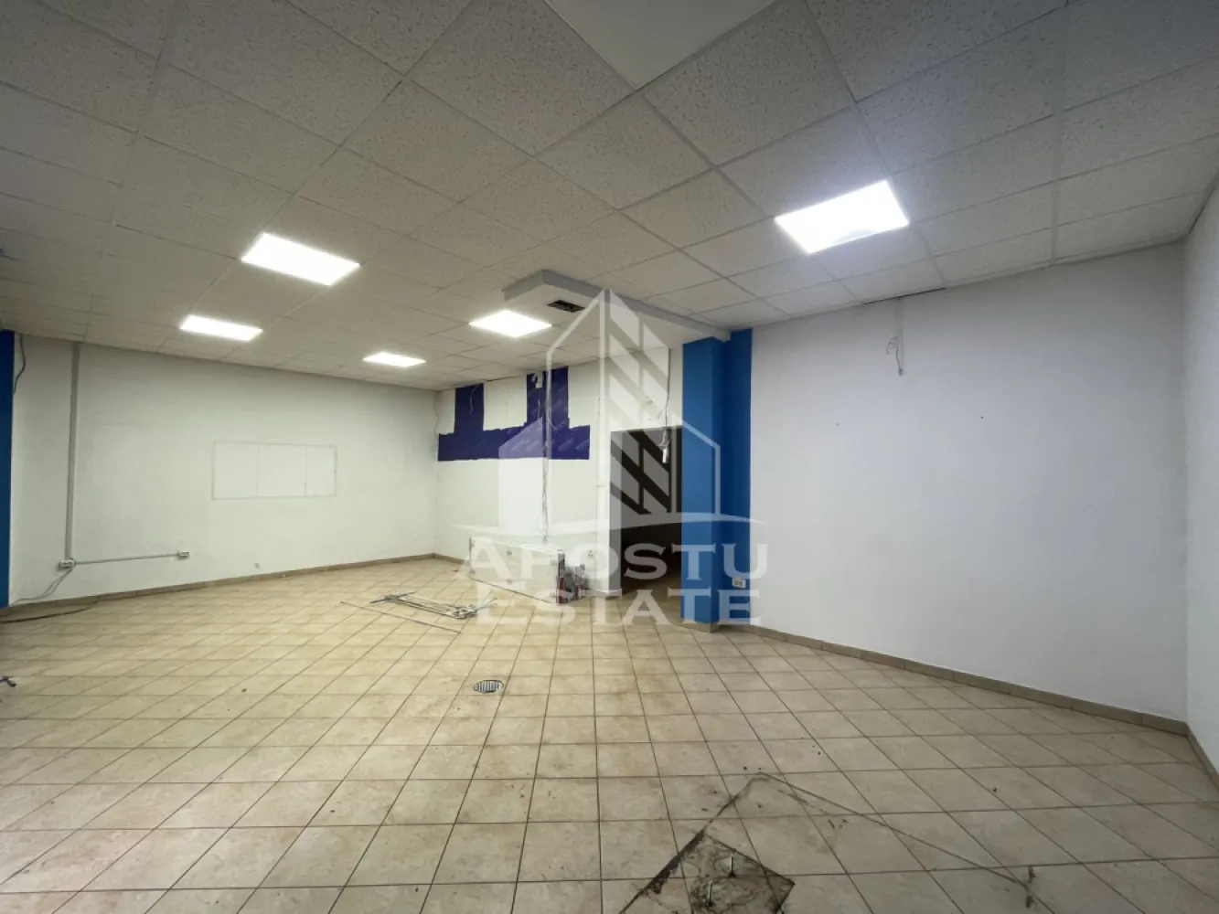 Spatiu comercial cu vad, 98 mp, langa Piata Aurora, zona Dambovita - APOSTU ESTATE ofera spre inchiriere un spatiu comercial de 98 mp, cu vad comercial foarte bun, situat in zona Dambovita - Piata Aurora

Spatiul este amplasat intr- o zona cu trafic pietonal intens.
Suprafata utila este de aproximativ 98 mp, si este compartimentat astfel:
- sala de vanzare cu suprafata vitrata generoasa, cu intrare din strada;
- grup sanitar;
- spatiu depozitare/birou cu acces aprovizionare din partea din spate.
Confortul termic este asigurat prin centrala proprie pe gaz cu calorifere si climatizare.

Pentru mai multe detalii sau pentru stabilirea unei vizionari, nu ezitati sa ne contactati.
CP2808910