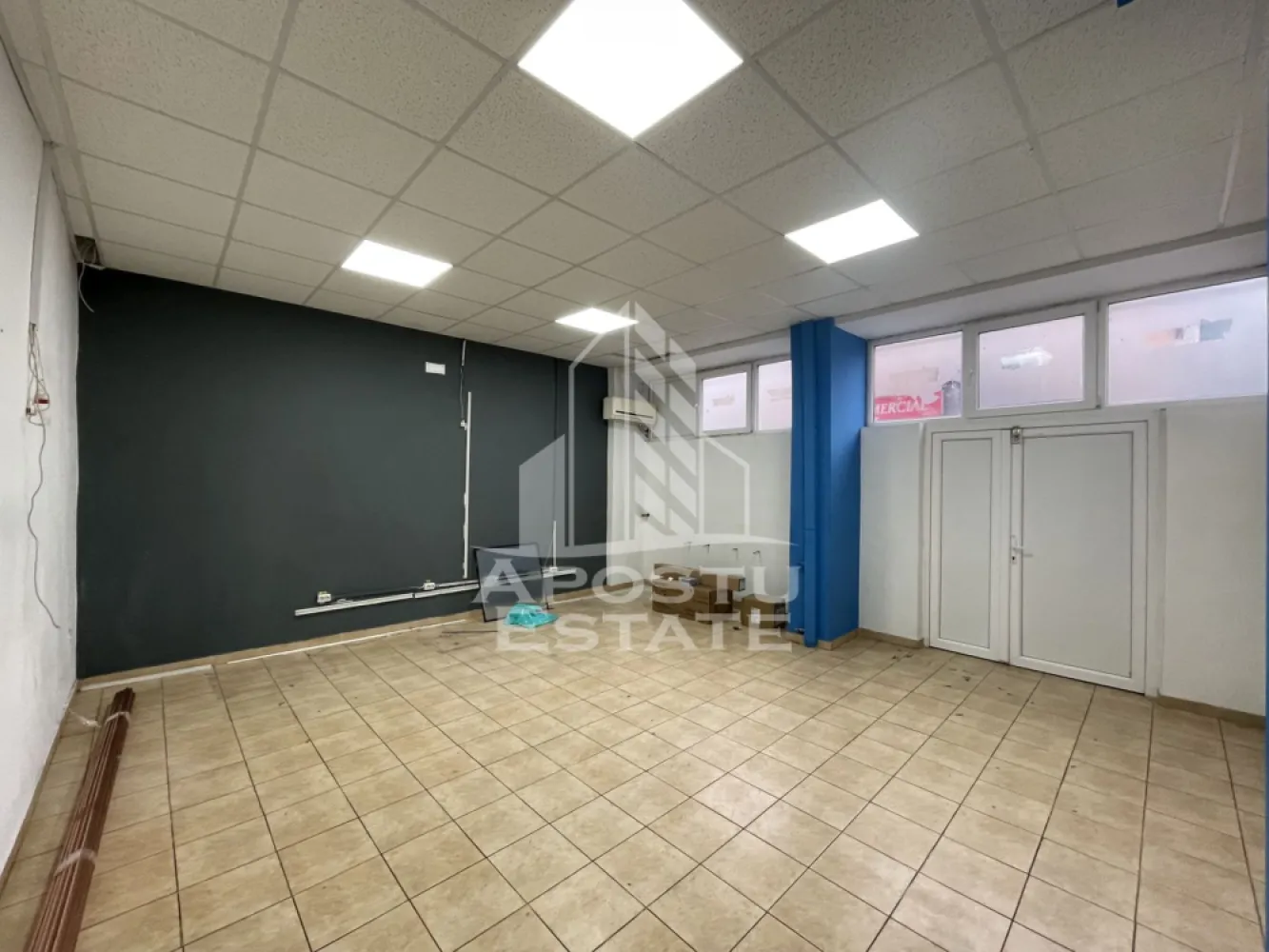 Spatiu comercial cu vad, 98 mp, langa Piata Aurora, zona Dambovita - APOSTU ESTATE ofera spre inchiriere un spatiu comercial de 98 mp, cu vad comercial foarte bun, situat in zona Dambovita - Piata Aurora

Spatiul este amplasat intr- o zona cu trafic pietonal intens.
Suprafata utila este de aproximativ 98 mp, si este compartimentat astfel:
- sala de vanzare cu suprafata vitrata generoasa, cu intrare din strada;
- grup sanitar;
- spatiu depozitare/birou cu acces aprovizionare din partea din spate.
Confortul termic este asigurat prin centrala proprie pe gaz cu calorifere si climatizare.

Pentru mai multe detalii sau pentru stabilirea unei vizionari, nu ezitati sa ne contactati.
CP2808910