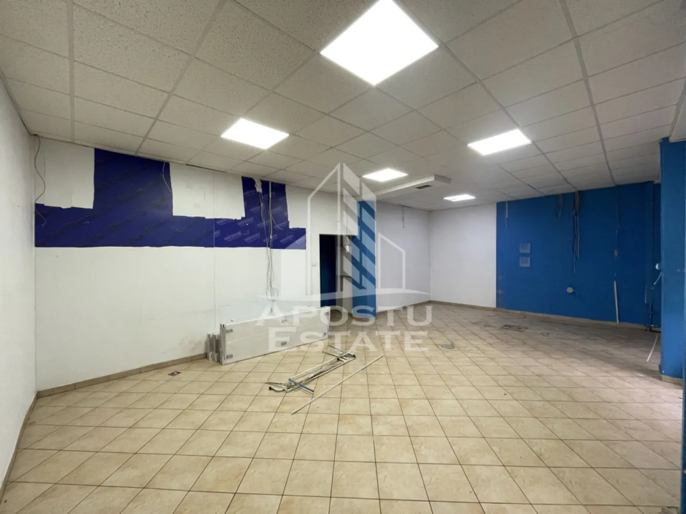 Spatiu comercial cu vad, 98 mp, langa Piata Aurora, zona Dambovita - APOSTU ESTATE ofera spre inchiriere un spatiu comercial de 98 mp, cu vad comercial foarte bun, situat in zona Dambovita - Piata Aurora

Spatiul este amplasat intr- o zona cu trafic pietonal intens.
Suprafata utila este de aproximativ 98 mp, si este compartimentat astfel:
- sala de vanzare cu suprafata vitrata generoasa, cu intrare din strada;
- grup sanitar;
- spatiu depozitare/birou cu acces aprovizionare din partea din spate.
Confortul termic este asigurat prin centrala proprie pe gaz cu calorifere si climatizare.

Pentru mai multe detalii sau pentru stabilirea unei vizionari, nu ezitati sa ne contactati.
CP2808910