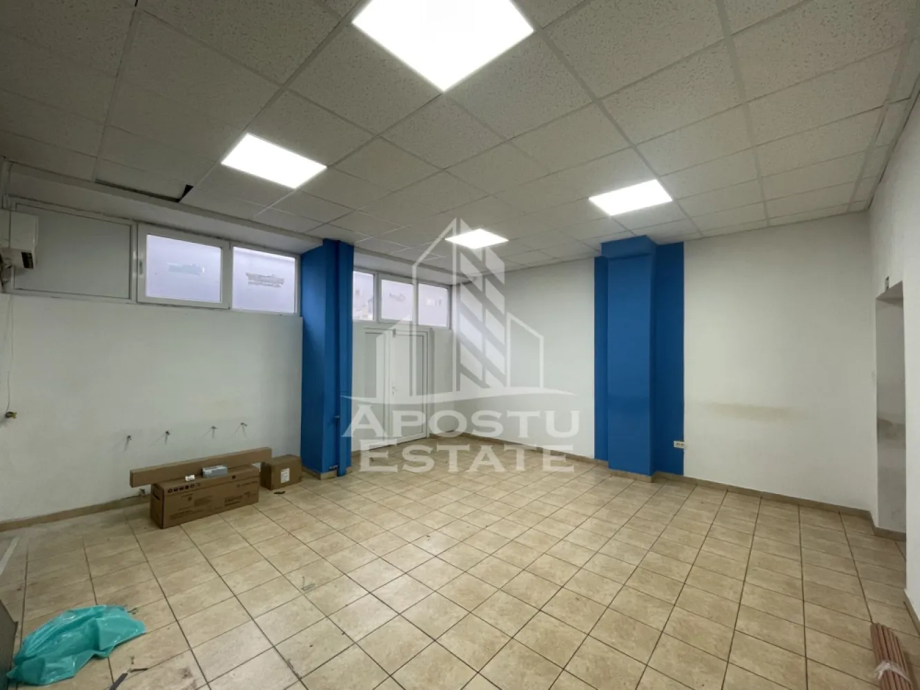 Spatiu comercial cu vad, 98 mp, langa Piata Aurora, zona Dambovita - APOSTU ESTATE ofera spre inchiriere un spatiu comercial de 98 mp, cu vad comercial foarte bun, situat in zona Dambovita - Piata Aurora

Spatiul este amplasat intr- o zona cu trafic pietonal intens.
Suprafata utila este de aproximativ 98 mp, si este compartimentat astfel:
- sala de vanzare cu suprafata vitrata generoasa, cu intrare din strada;
- grup sanitar;
- spatiu depozitare/birou cu acces aprovizionare din partea din spate.
Confortul termic este asigurat prin centrala proprie pe gaz cu calorifere si climatizare.

Pentru mai multe detalii sau pentru stabilirea unei vizionari, nu ezitati sa ne contactati.
CP2808910