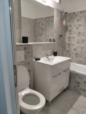 Vanzare - apartament cu 3 camere, Micro 16, renovat, mobilat nou