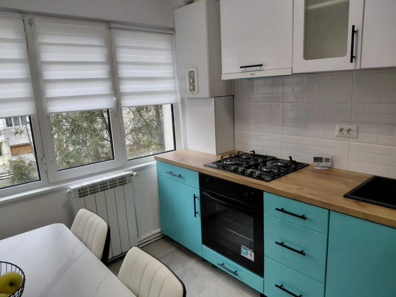 Vanzare - apartament cu 3 camere, Micro 16, renovat, mobilat nou