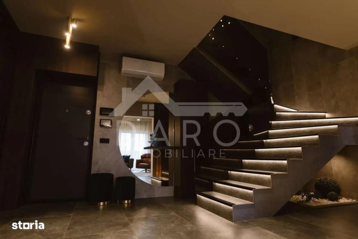 🏡 PENTHOUSE DE ÎNCHIRIAT | 200 mp | SPA (Jacuzzi + Saună) | 2 Nivele - 🏡 PENTHOUSE DE ÎNCHIRIAT | 200 mp | SPA (Jacuzzi + Saună) | 2 Nivele | Unirii Park | 1.290 € | ✨ Descriere: O proprietate RARĂ pe piață! Îți prezentăm un penthouse exclusivist, cu 200 mp utili, desfășurat pe 2 nivele, situat în ansamblul rezidențial Unirii Park Residence. Design modern, open-space, finisaje premium și un lifestyle de TOP – exact cum trebuie să arate o locuință de lux. 💎 TERASĂ SPA (~50 mp) – nivel următor: ✔ Jacuzzi Wellis (5 persoane) ✔ Saună finlandeză ✔ Duș exterior ✔ Grill + cuptor pizza 🍕 ✔ Zonă lounge + iluminare ambientală ✔ Design exotic 🌴 🏠 Distribuție: 🔻 Nivel 1: • Living spectaculos cu șemineu REAL 🔥 • Bucătărie open-space + dining • Dormitor • Baie • 3 terase 🔻 Nivel 2: • Dormitor matrimonial • Dressing • 2 băi • Acces SPA 🎬 Interior premium: ✔ TV Sony 4K ✔ Scară din sticlă ✔ Iluminare ambientală ✔ Mobilat complet (exact ca în poze) 🚗 Extra: ✔ Loc de parcare privat inclus ✔ Complex rezidențial nou ✔ Zonă liniștită + priveliște superbă 📍 Locație: Unirii Park Residence – Str. Pomilor nr. 32 💰 Preț: 1.290 €/lună 💰 Garanție: 2 luni 📞 Detalii și vizionări: Coman Maria – DARO Imobiliare & Kiwi Finance 📱 0749 535 729 🤝 Proprietate promovată prin DARO Imobiliare 🥝 Prin Kiwi Finance beneficiezi de: ✔ Consultanță financiară GRATUITĂ ✔ Oferte de la peste 12 bănci colaboratoare ✔ Negocierea dobânzii în favoarea ta ✔ Suport complet până la obținerea creditului 🔥 #hashtaguri: #lux #penthouse #targumures #unirii #jacuzzi #sauna }}