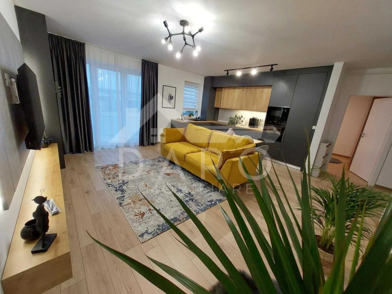 🏡 490 €/lună | apartament cu 2 camere | Maurer Residence | Etaj 7 | - 🏡 490 €/lună | apartament cu 2 camere | Maurer Residence | Etaj 7 | ✨ Descriere: Se oferă spre închiriere un apartament modern cu 2 camere, situat în Maurer Residence, unul dintre cele mai căutate complexe din Târgu Mureș, la doar câteva minute de centru. Apartamentul este poziționat la etajul 7 din 8 și oferă lumină naturală, confort și un stil de viață modern. 🛋️ Compartimentare: • Living open-space cu bucătărie • Dormitor matrimonial • Baie • Hol • Cămară (spațiu de depozitare) • Balcon 💎 Dotări premium: ✔ aer condiționat ❄️ ✔ Smart TV + internet Wi-Fi ✔ mașină de spălat rufe cu uscător ✔ mașină de spălat vase ✔ cuptor + plită electrică ✔ frigider încorporat ✔ iluminat ambiental LED 🚗 Extra beneficii: ✔ loc de parcare privat inclus ✔ boxă de depozitare la subsol ✔ 2 lifturi + videointerfon ✔ complex cu supraveghere video 🌿 Avantajele complexului Maurer Residence: ✔ zone de relaxare și promenadă ✔ spații verzi ✔ locuri de joacă pentru copii ✔ comunitate modernă și liniștită 📍 Locație: ✔ la aproximativ 5 minute de centrul orașului ✔ acces rapid către toate punctele de interes 💰 Preț: 490 €/lună 💰 Garanție: 1 lună 📅 Disponibil imediat 📞 Detalii și vizionări: Coman Maria – DARO Imobiliare & Kiwi Finance 📱 0749 535 729 🤝 Proprietate promovată prin DARO Imobiliare 🥝 Prin Kiwi Finance beneficiezi de: ✔ consultanță financiară GRATUITĂ ✔ oferte de la peste 12 bănci ✔ alegerea celei mai bune variante de credit ✔ suport complet până la obținerea finanțării 🔥 #hashtaguri: #inchiriere #targumures #maurerresidence #apartament2camere #parcare #modern #daroimobiliare #kiwifinance #chirie #imobiliare