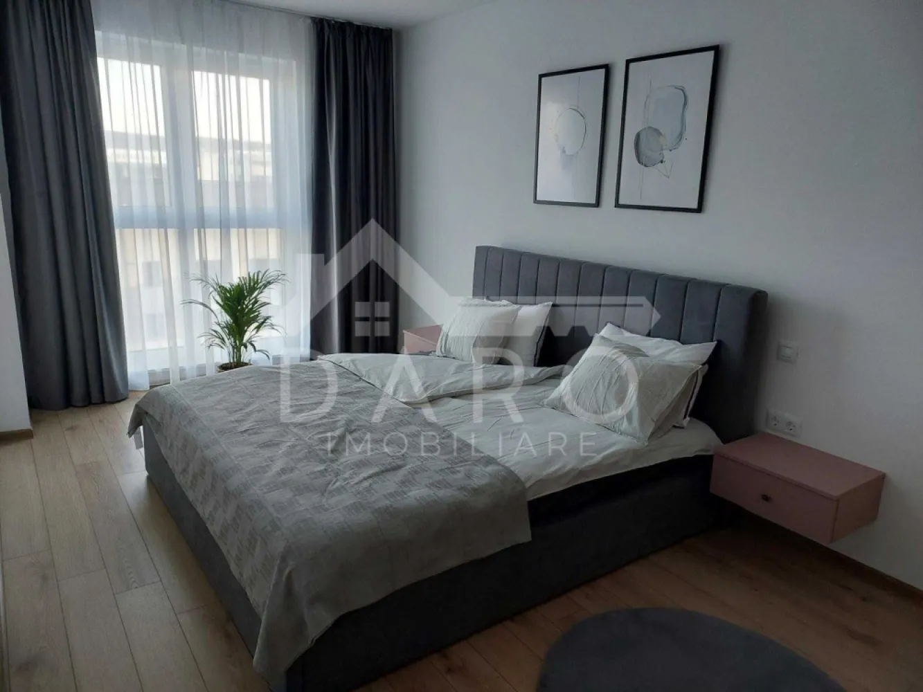🏡 490 €/lună | apartament cu 2 camere | Maurer Residence | Etaj 7 | - 🏡 490 €/lună | apartament cu 2 camere | Maurer Residence | Etaj 7 | ✨ Descriere: Se oferă spre închiriere un apartament modern cu 2 camere, situat în Maurer Residence, unul dintre cele mai căutate complexe din Târgu Mureș, la doar câteva minute de centru. Apartamentul este poziționat la etajul 7 din 8 și oferă lumină naturală, confort și un stil de viață modern. 🛋️ Compartimentare: • Living open-space cu bucătărie • Dormitor matrimonial • Baie • Hol • Cămară (spațiu de depozitare) • Balcon 💎 Dotări premium: ✔ aer condiționat ❄️ ✔ Smart TV + internet Wi-Fi ✔ mașină de spălat rufe cu uscător ✔ mașină de spălat vase ✔ cuptor + plită electrică ✔ frigider încorporat ✔ iluminat ambiental LED 🚗 Extra beneficii: ✔ loc de parcare privat inclus ✔ boxă de depozitare la subsol ✔ 2 lifturi + videointerfon ✔ complex cu supraveghere video 🌿 Avantajele complexului Maurer Residence: ✔ zone de relaxare și promenadă ✔ spații verzi ✔ locuri de joacă pentru copii ✔ comunitate modernă și liniștită 📍 Locație: ✔ la aproximativ 5 minute de centrul orașului ✔ acces rapid către toate punctele de interes 💰 Preț: 490 €/lună 💰 Garanție: 1 lună 📅 Disponibil imediat 📞 Detalii și vizionări: Coman Maria – DARO Imobiliare & Kiwi Finance 📱 0749 535 729 🤝 Proprietate promovată prin DARO Imobiliare 🥝 Prin Kiwi Finance beneficiezi de: ✔ consultanță financiară GRATUITĂ ✔ oferte de la peste 12 bănci ✔ alegerea celei mai bune variante de credit ✔ suport complet până la obținerea finanțării 🔥 #hashtaguri: #inchiriere #targumures #maurerresidence #apartament2camere #parcare #modern #daroimobiliare #kiwifinance #chirie #imobiliare }}