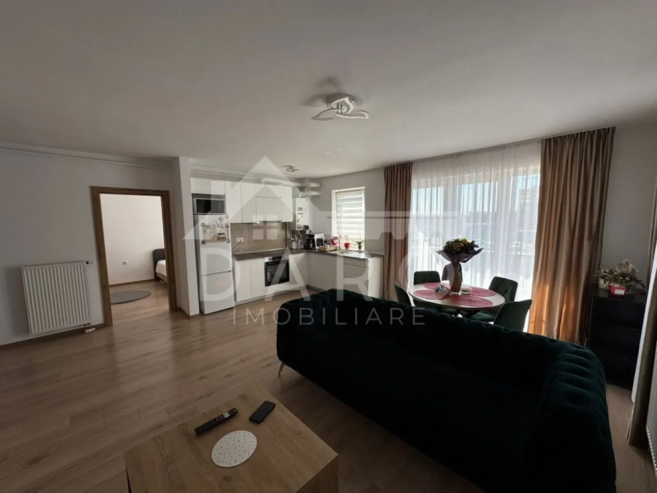 🏡 Apartament de închiriat 3 camere | Maurer Residence | - 🏡 Apartament de închiriat 3 camere | Maurer Residence | Parcare + boxă | Complet mobilat | Disponibil imediat 🔥 ✨ Descriere: Se oferă spre închiriere un apartament cu 3 camere, situat în complexul Maurer Residence, una dintre cele mai căutate zone din Târgu Mureș. Apartamentul este modern, bine compartimentat și proaspăt zugrăvit (octombrie), fiind pregătit pentru mutare imediată. 🛋️ Compartimentare: • Hol • Living spațios cu bucătărie open-space • 2 dormitoare • Baie • Balcon mare 💎 Dotări complete: ✔ 2 televizoare ✔ frigider ✔ mașină de spălat rufe ✔ mașină de spălat vase ✔ cuptor + plită inducție ✔ cuptor cu microunde ✔ espressor cafea ☕ 🚗 Extra beneficii: ✔ loc de parcare chiar la intrarea în bloc ✔ boxă de depozitare la subsol ✔ apartament curat, îngrijit ✔ disponibil imediat 🌿 Avantaje Maurer Residence: ✔ zonă modernă, foarte căutată ✔ spații verzi și zone de relaxare ✔ acces rapid către oraș 💰 Garanție: contravaloarea unei chirii 📞 Detalii și vizionări: Coman Maria – 0749 535 729 🤝 Proprietate promovată prin Daro Imobiliare 🥝 Prin Kiwi Finance beneficiezi de: ✔ consultanță financiară GRATUITĂ ✔ oferte de la peste 12 bănci colaboratoare ✔ suport complet până la obținerea creditului