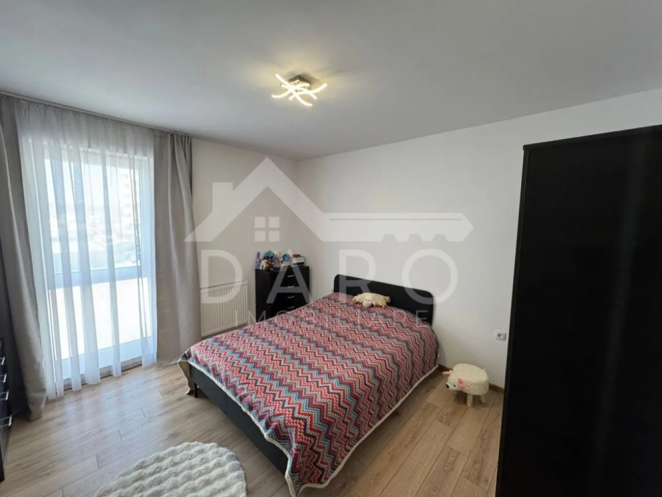🏡 Apartament de închiriat 3 camere | Maurer Residence | - 🏡 Apartament de închiriat 3 camere | Maurer Residence | Parcare + boxă | Complet mobilat | Disponibil imediat 🔥 ✨ Descriere: Se oferă spre închiriere un apartament cu 3 camere, situat în complexul Maurer Residence, una dintre cele mai căutate zone din Târgu Mureș. Apartamentul este modern, bine compartimentat și proaspăt zugrăvit (octombrie), fiind pregătit pentru mutare imediată. 🛋️ Compartimentare: • Hol • Living spațios cu bucătărie open-space • 2 dormitoare • Baie • Balcon mare 💎 Dotări complete: ✔ 2 televizoare ✔ frigider ✔ mașină de spălat rufe ✔ mașină de spălat vase ✔ cuptor + plită inducție ✔ cuptor cu microunde ✔ espressor cafea ☕ 🚗 Extra beneficii: ✔ loc de parcare chiar la intrarea în bloc ✔ boxă de depozitare la subsol ✔ apartament curat, îngrijit ✔ disponibil imediat 🌿 Avantaje Maurer Residence: ✔ zonă modernă, foarte căutată ✔ spații verzi și zone de relaxare ✔ acces rapid către oraș 💰 Garanție: contravaloarea unei chirii 📞 Detalii și vizionări: Coman Maria – 0749 535 729 🤝 Proprietate promovată prin Daro Imobiliare 🥝 Prin Kiwi Finance beneficiezi de: ✔ consultanță financiară GRATUITĂ ✔ oferte de la peste 12 bănci colaboratoare ✔ suport complet până la obținerea creditului }}