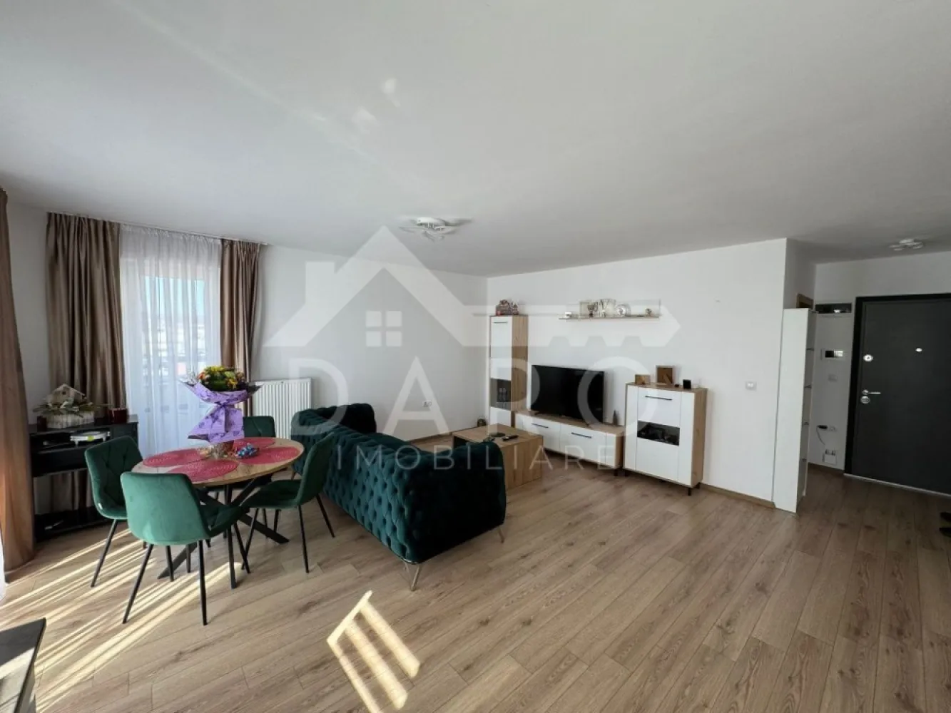 🏡 Apartament de închiriat 3 camere | Maurer Residence | - 🏡 Apartament de închiriat 3 camere | Maurer Residence | Parcare + boxă | Complet mobilat | Disponibil imediat 🔥 ✨ Descriere: Se oferă spre închiriere un apartament cu 3 camere, situat în complexul Maurer Residence, una dintre cele mai căutate zone din Târgu Mureș. Apartamentul este modern, bine compartimentat și proaspăt zugrăvit (octombrie), fiind pregătit pentru mutare imediată. 🛋️ Compartimentare: • Hol • Living spațios cu bucătărie open-space • 2 dormitoare • Baie • Balcon mare 💎 Dotări complete: ✔ 2 televizoare ✔ frigider ✔ mașină de spălat rufe ✔ mașină de spălat vase ✔ cuptor + plită inducție ✔ cuptor cu microunde ✔ espressor cafea ☕ 🚗 Extra beneficii: ✔ loc de parcare chiar la intrarea în bloc ✔ boxă de depozitare la subsol ✔ apartament curat, îngrijit ✔ disponibil imediat 🌿 Avantaje Maurer Residence: ✔ zonă modernă, foarte căutată ✔ spații verzi și zone de relaxare ✔ acces rapid către oraș 💰 Garanție: contravaloarea unei chirii 📞 Detalii și vizionări: Coman Maria – 0749 535 729 🤝 Proprietate promovată prin Daro Imobiliare 🥝 Prin Kiwi Finance beneficiezi de: ✔ consultanță financiară GRATUITĂ ✔ oferte de la peste 12 bănci colaboratoare ✔ suport complet până la obținerea creditului }}