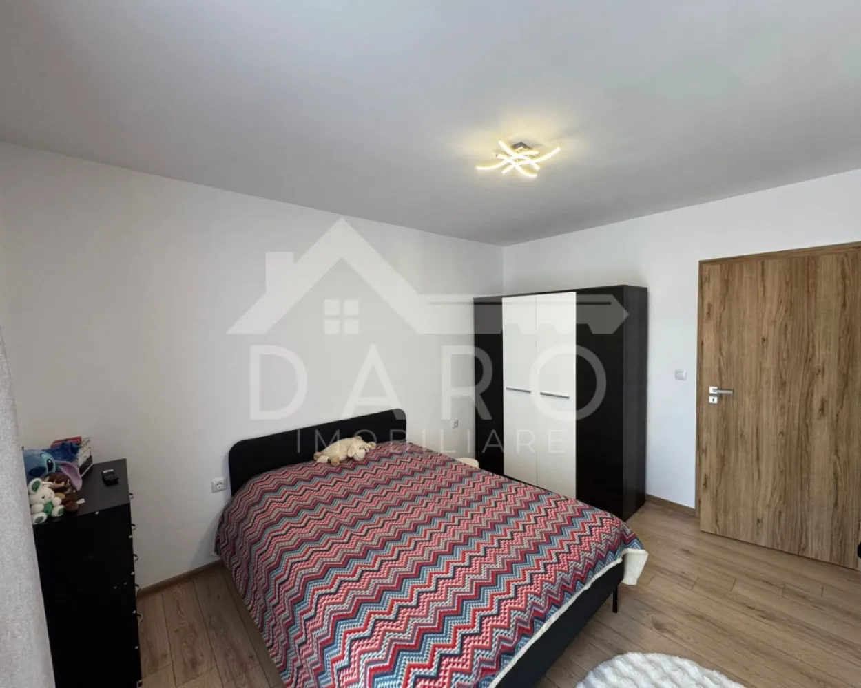 🏡 Apartament de închiriat 3 camere | Maurer Residence | - 🏡 Apartament de închiriat 3 camere | Maurer Residence | Parcare + boxă | Complet mobilat | Disponibil imediat 🔥 ✨ Descriere: Se oferă spre închiriere un apartament cu 3 camere, situat în complexul Maurer Residence, una dintre cele mai căutate zone din Târgu Mureș. Apartamentul este modern, bine compartimentat și proaspăt zugrăvit (octombrie), fiind pregătit pentru mutare imediată. 🛋️ Compartimentare: • Hol • Living spațios cu bucătărie open-space • 2 dormitoare • Baie • Balcon mare 💎 Dotări complete: ✔ 2 televizoare ✔ frigider ✔ mașină de spălat rufe ✔ mașină de spălat vase ✔ cuptor + plită inducție ✔ cuptor cu microunde ✔ espressor cafea ☕ 🚗 Extra beneficii: ✔ loc de parcare chiar la intrarea în bloc ✔ boxă de depozitare la subsol ✔ apartament curat, îngrijit ✔ disponibil imediat 🌿 Avantaje Maurer Residence: ✔ zonă modernă, foarte căutată ✔ spații verzi și zone de relaxare ✔ acces rapid către oraș 💰 Garanție: contravaloarea unei chirii 📞 Detalii și vizionări: Coman Maria – 0749 535 729 🤝 Proprietate promovată prin Daro Imobiliare 🥝 Prin Kiwi Finance beneficiezi de: ✔ consultanță financiară GRATUITĂ ✔ oferte de la peste 12 bănci colaboratoare ✔ suport complet până la obținerea creditului }}